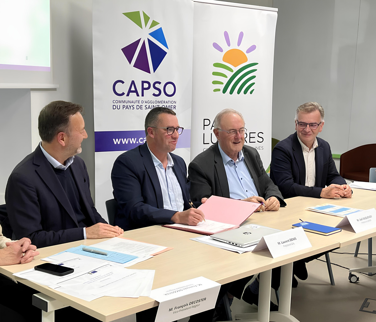 François Decoster pour la Région, Laurent Denis pour le GAL, Joël Duquenoy président de la Capso et Christian Leroy, président de la CCPL, ont signé le nouveau programme Leader. (© Capso)