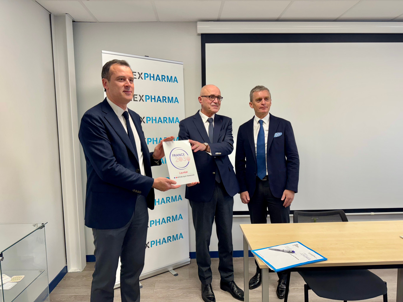 Bruno Loiseau, directeur général d’Adhex Pharma, aux côtés du préfet Paul Mourier et du président de Burgundy Ventures Europe, Roland de la Brosse, lors du lancement de la semaine de l’industrie (© Aletheia Press / A.Morel)