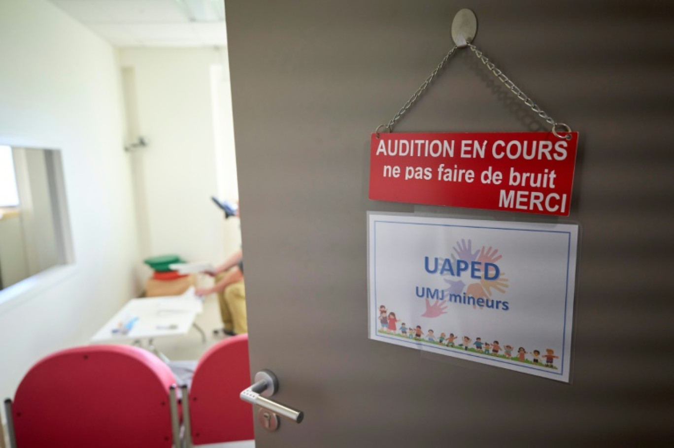 Une affichette "Audition en cours, ne faites pas de bruit, Merci" à l'unité des UAPED (Unités d'accueil pédiatrique pour enfants en danger) au CHU d'Orléans, le 16 octobre 2024 © Guillaume SOUVANT