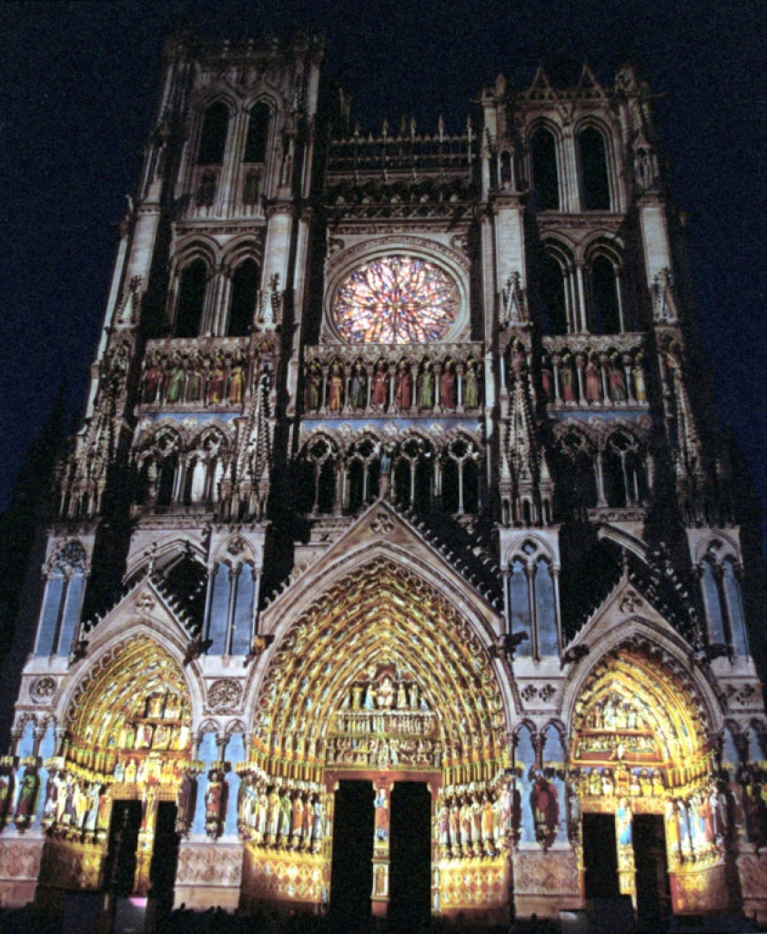 Photo en juillet 2022 de la façade de la cathédrale d'Amiens, illuminée par un faisceau de lumières colorées qui lui rend ses couleurs d'origine AFP PHOTO BRUNO RAVALARD © BRUNO RAVALARD