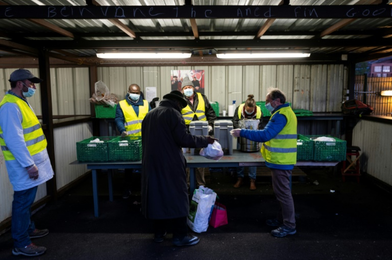 Des membres du personnel du Secours Catholique distribuent un petit-déjeuner aux sans abri et aux nécessiteux à Toulouse, le 3 avril 2020 © Lionel BONAVENTURE