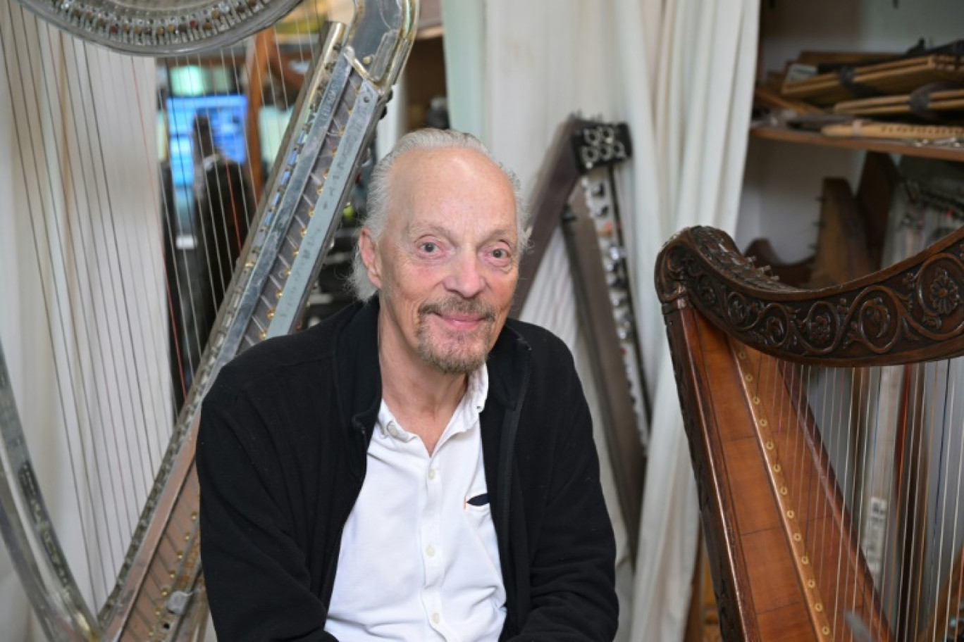 Le musicien breton Alan Stivell chez lui à Betton, dans la banlieue de Rennes, le 24 octobre 2024 © Damien MEYER