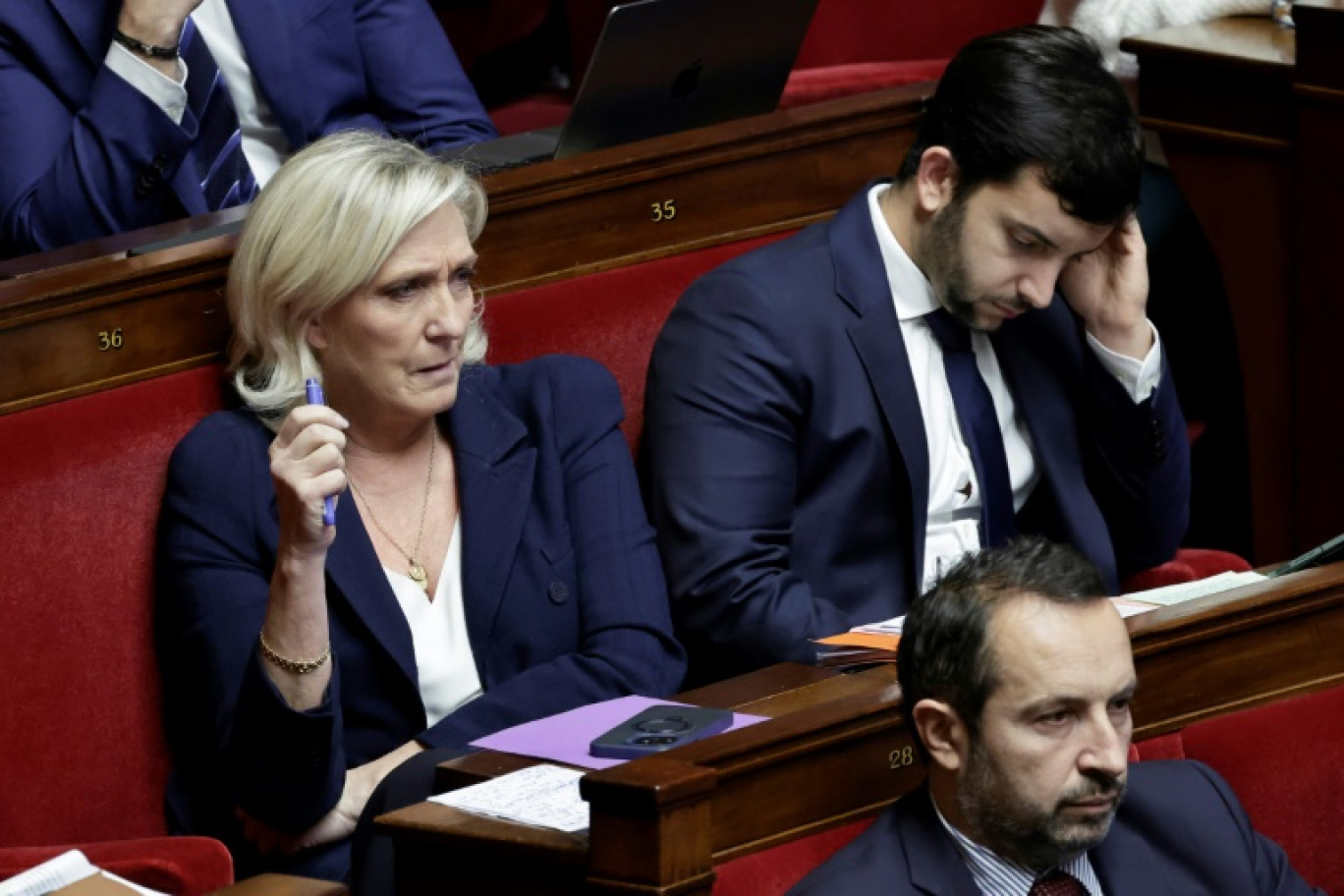 La cheffe de file du RN Marine Le Pen (g) assiste aux côtés des députés de son groupe Jean-Philippe Tanguy (d) et Sébastien Chenu (bas) à la présentation d'une proposition de loi du RN, à l'Assemblée nationale à Paris, le 31 octobre 2024 © STEPHANE DE SAKUTIN