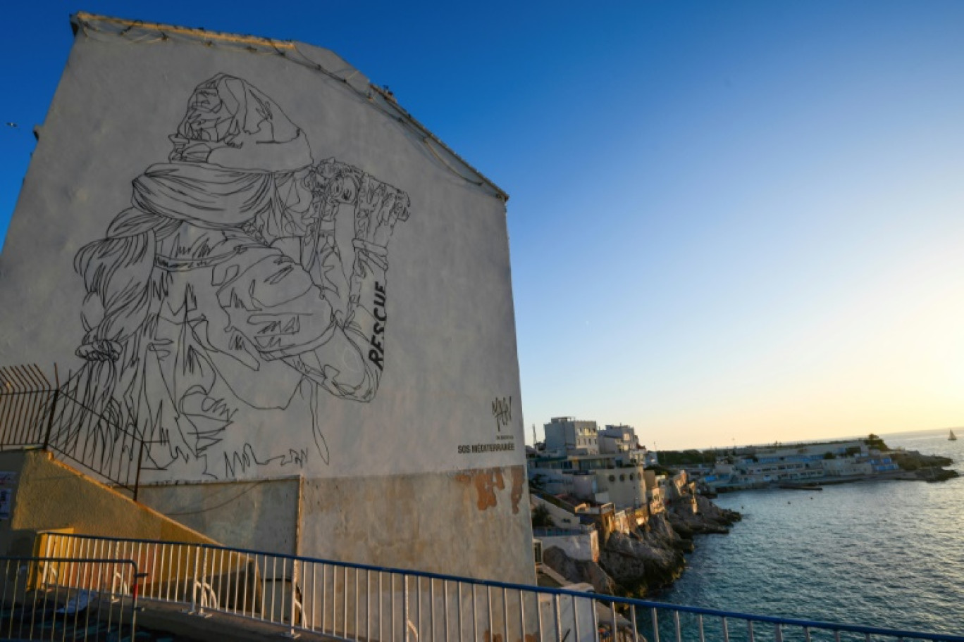 Une fresque géante peinte par le street-artist Mahn Kloix en hommage aux sauveteurs du navire-ambulance SOS Méditerranée sur le "mur Zidane" à Marseille, le 31 octobre 2024 © Christophe SIMON