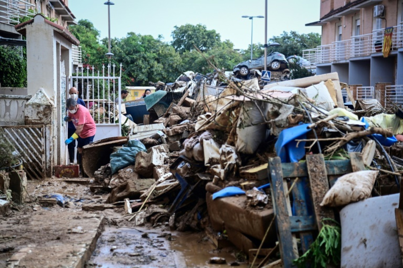 Nettoyage des rues à Alfafar, dans la région de Valence, après des inondations dévastatrices, le 4 novembre 2024 en Espagne © JOSE JORDAN