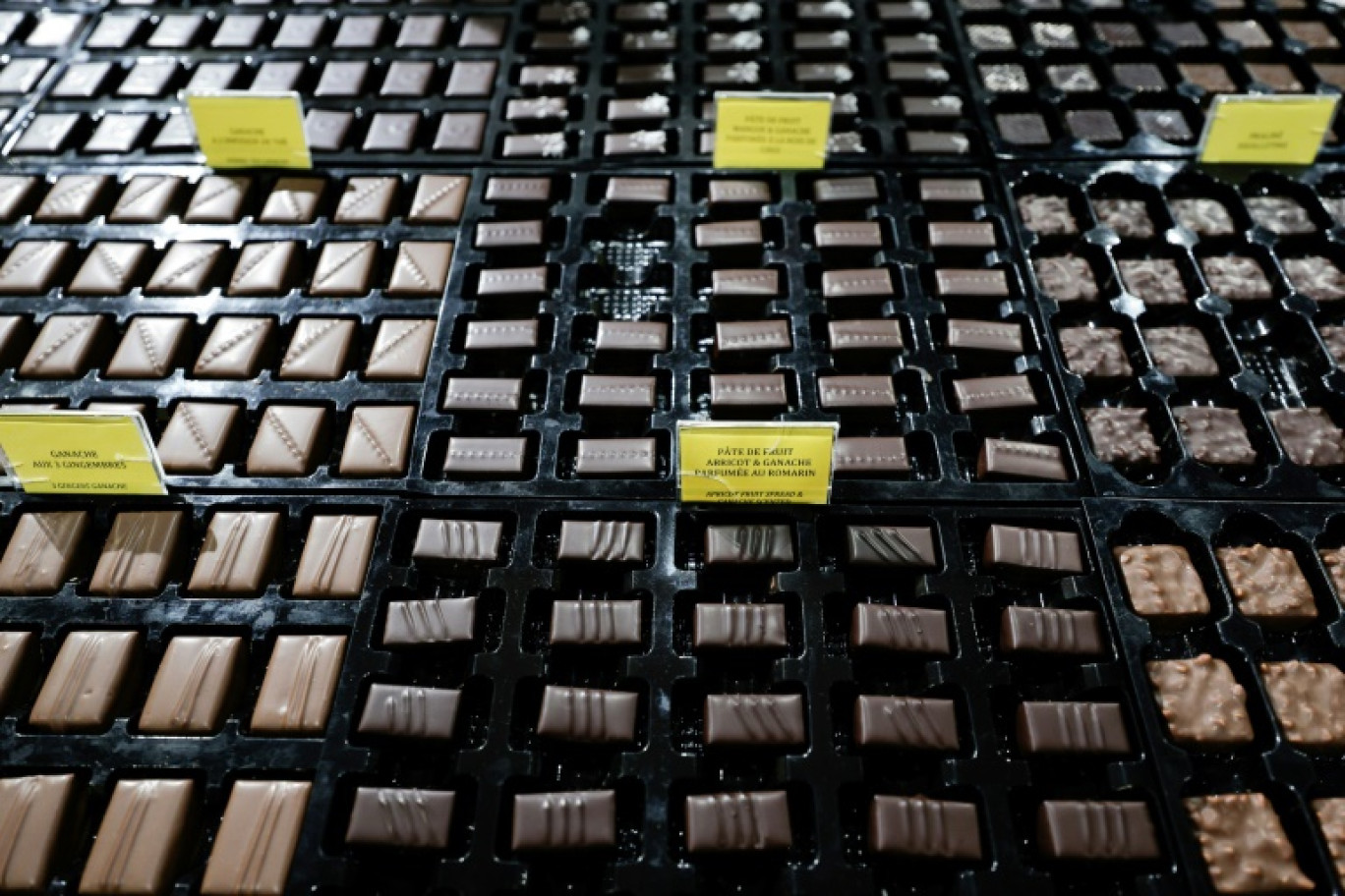 Un stand de chocolat à la soirée d'ouverture du salon du chocolat à Paris, le 29 octobre 2024 © STEPHANE DE SAKUTIN