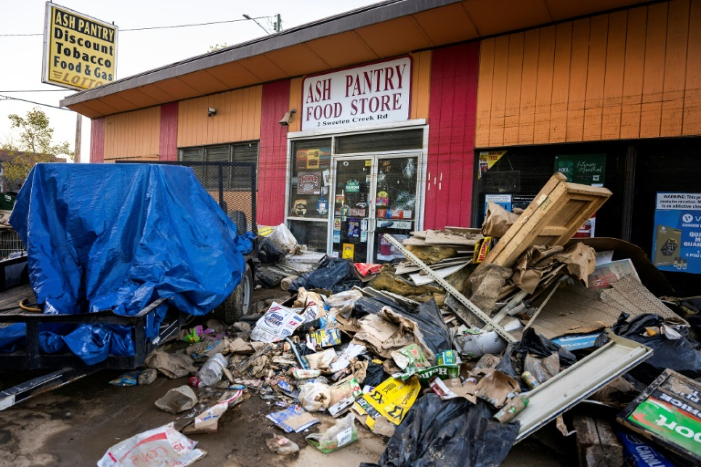 Des débris devant un magasin d'Asheville (Caroline du Nord), le 20 octobre 2024 © Jim WATSON