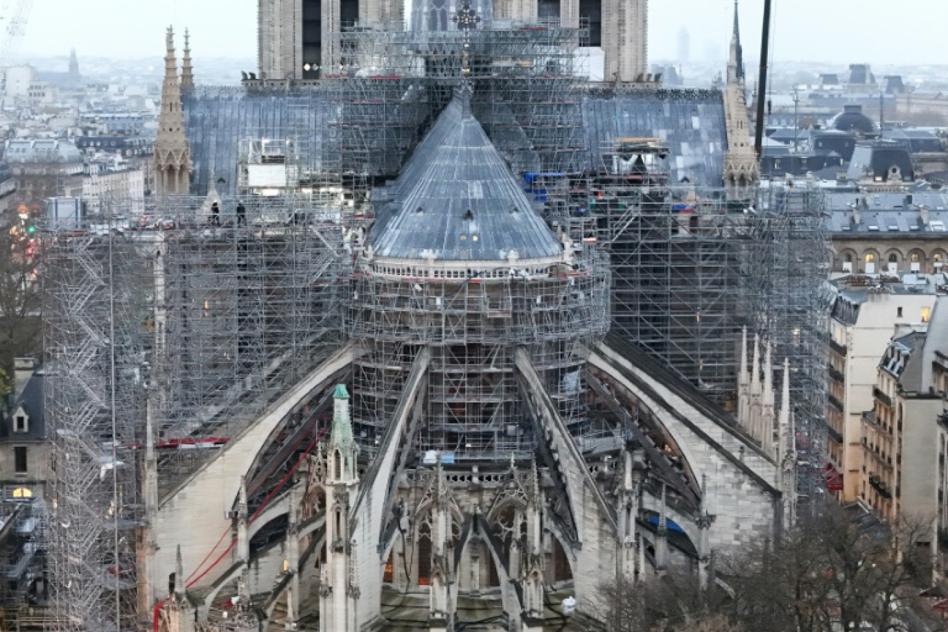 Cette photographie aérienne montre les échafaudages de la cathédrale Notre-Dame de Paris quelques jours avant sa réouverture, le 25 novembre 2024 © Damien MEYER