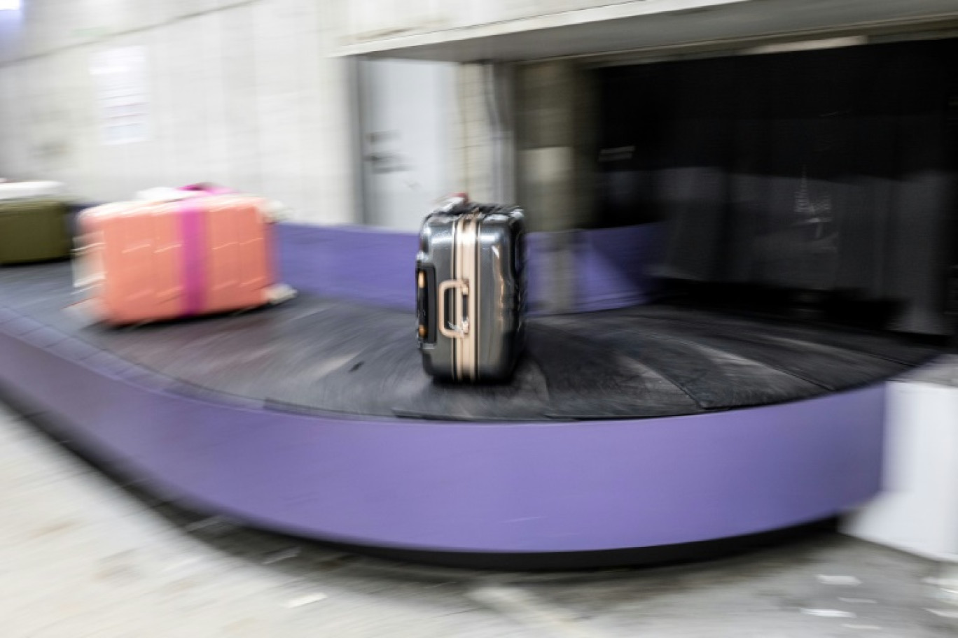 Valises arrivant sur un tapis à bagages de l'aéroport international du Kansai, au Japon. Photo prise le 3 Septembre 2024 © Philip FONG