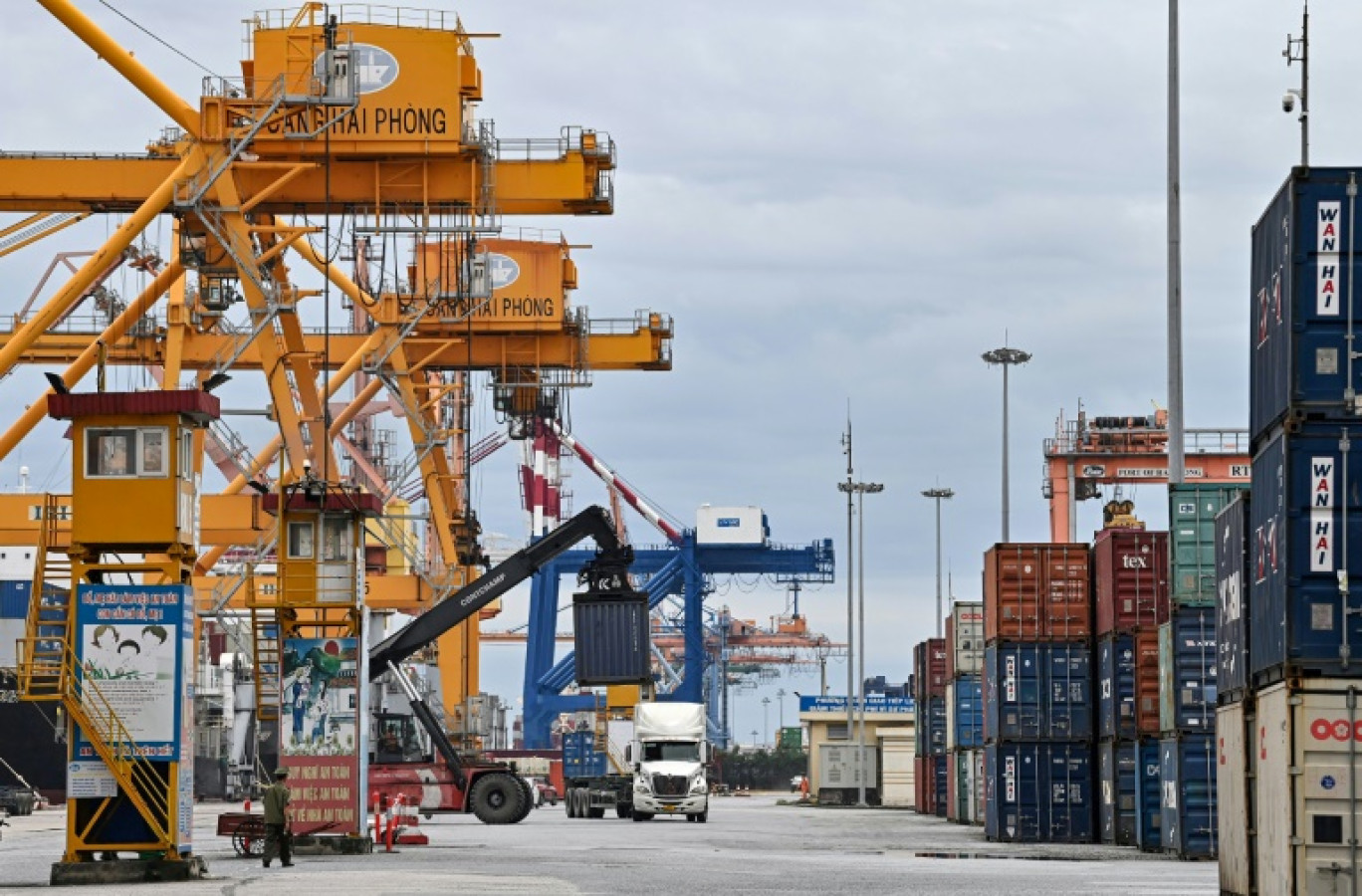 Un port de conteneurs à Haïphong, le principal port du Vietnam, le 29 août 2023 © Nhac NGUYEN