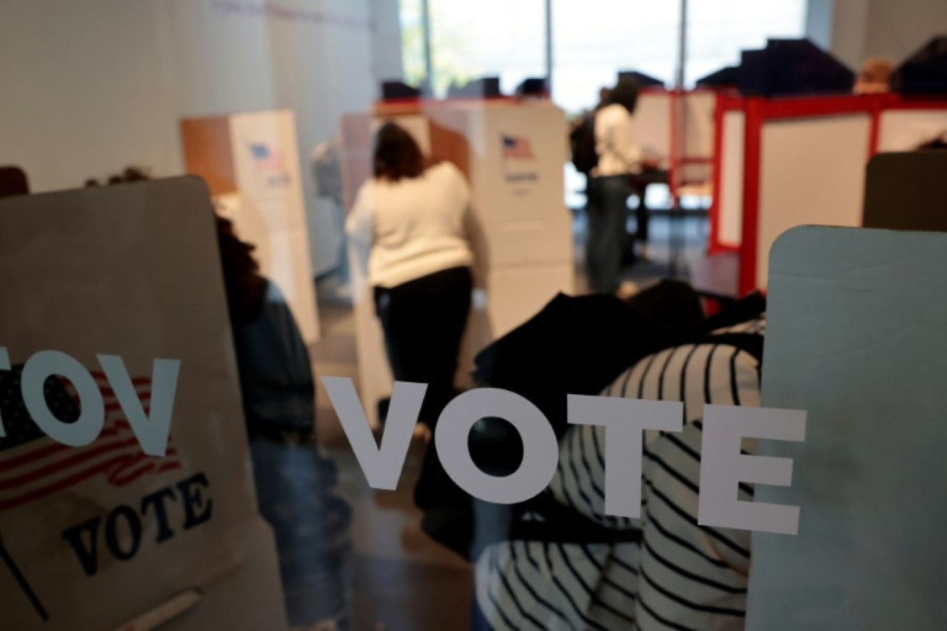 Un bureau de vote à Ann Arbor, dans le Michigan, le 31 octobre 2024 © JEFF KOWALSKY