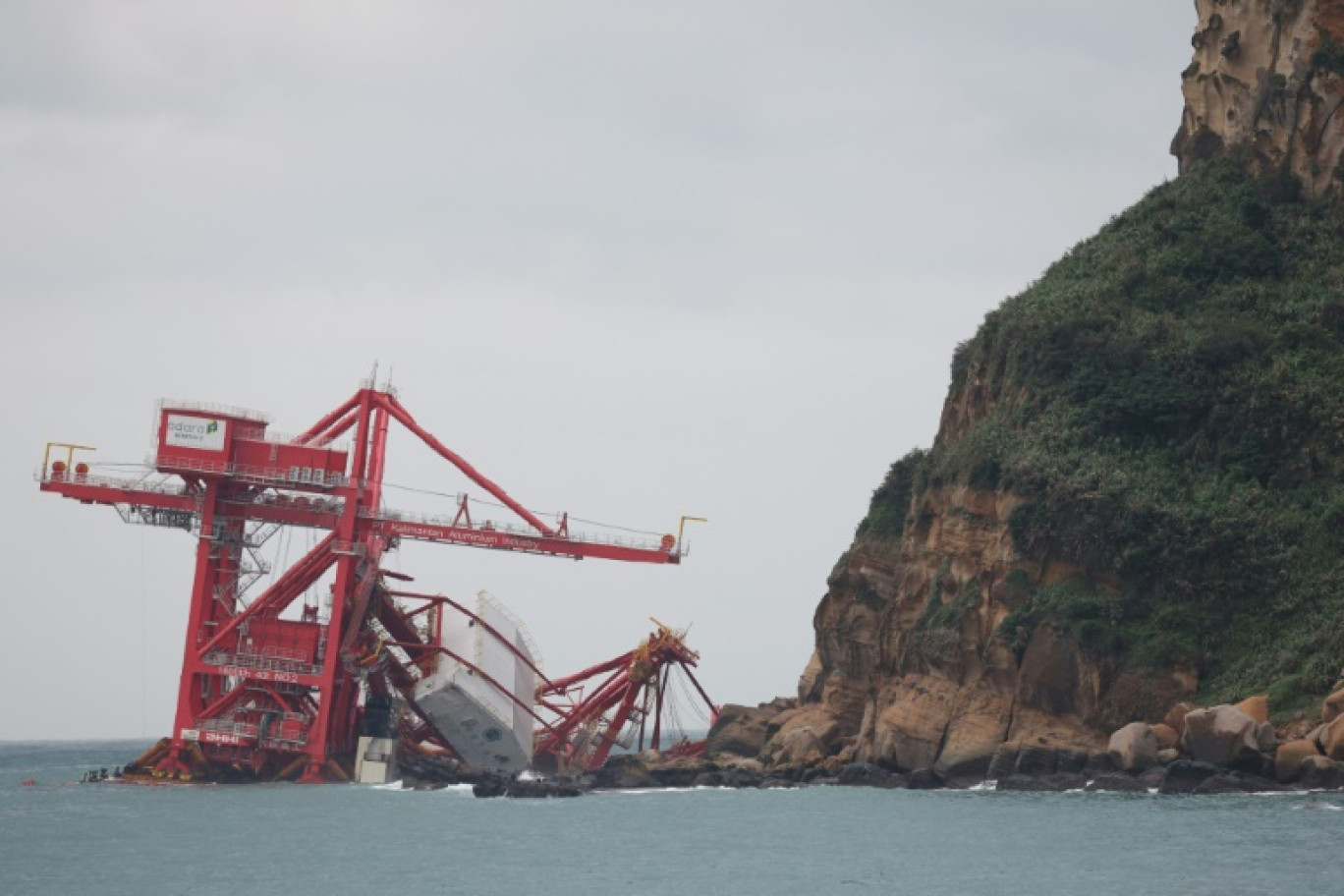 Le Yu Zhou Qi Hang, navire battant pavillon chinois, qui transportait trois grues de Keelung, dans le nord-est de Taïwan, vers la Chine et s'est échoué mardi près du géoparc de Yehliu, au nord-est de Taipei. Photo prise le 1er novembre 2024 © I-Hwa CHENG