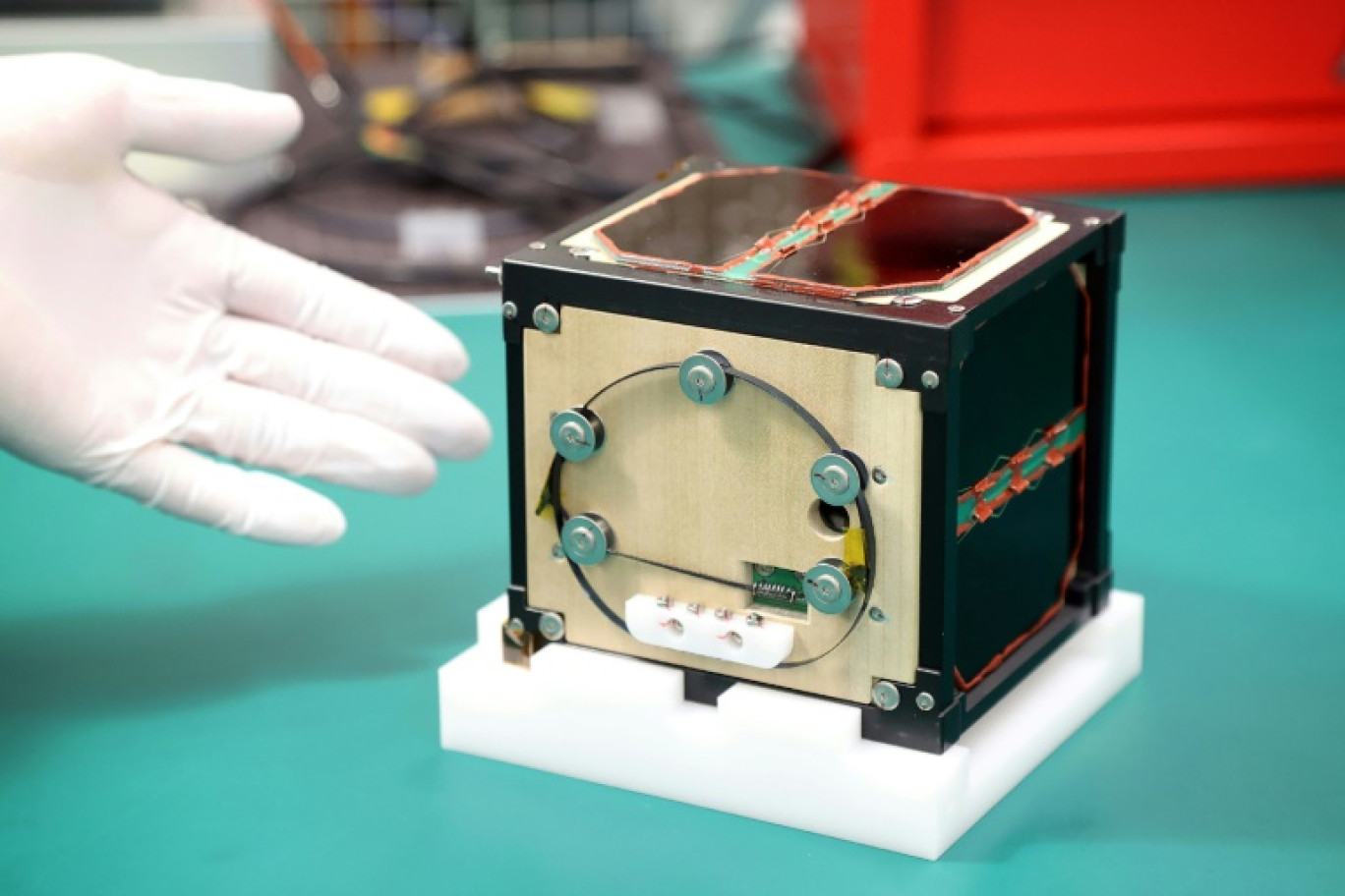 LignoSat, un satellite expérimental en bois conçu par les scientifiques de l'université de Kyoto (Japon) et l'entreprise Sumitomo Forestry, lors d'une conférence de presse en mai 2024 © STR