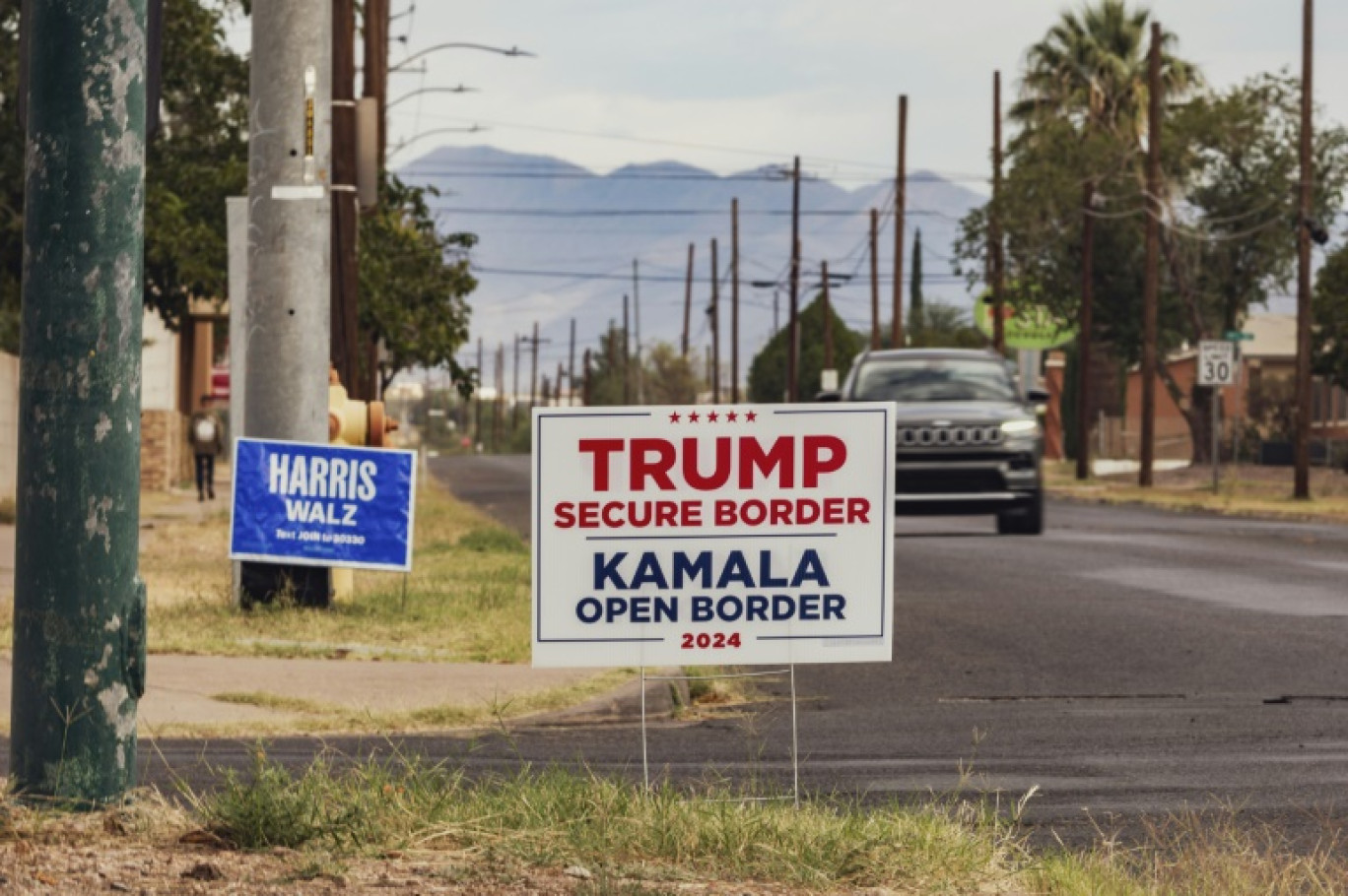 Des pancartes de campagne pour l'ancien président américain Donald Trump et pour la vice-présidente américaine Kamala Harris à Douglas, le 16 octobre 2024 en Arizona © Olivier Touron