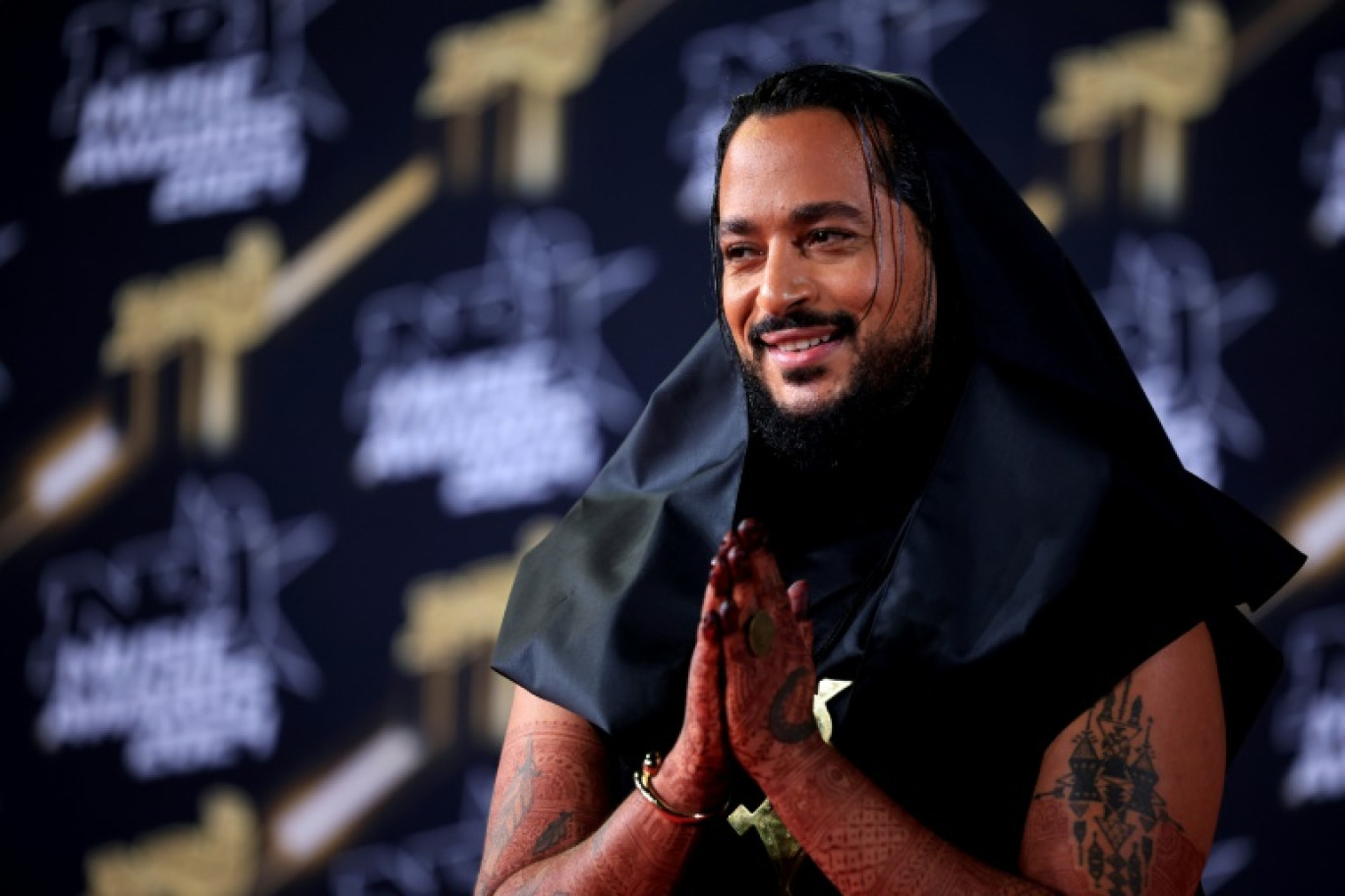 Le chanteur  Slimane sur le tapis rouge de la 26e édition de la cérémonie des NRJ Music Awards au Palais des Festivals, à Cannes, le 1er novembre 2024 © Valery HACHE