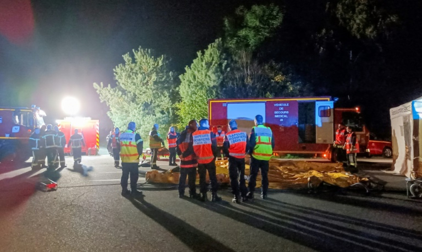 Des pompiers près du site d'une rave-party illégale à Brie, en Ille-et-Vilaine, le 3 novembre 2024, où des participants ont été blessés lors de "heurts" avec des "riverains" © Eric THOMAS