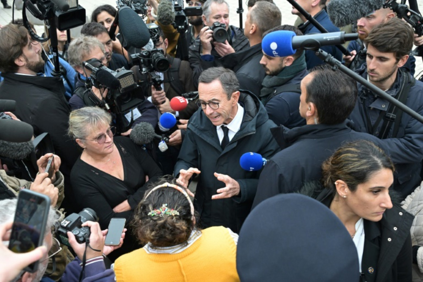 Le ministre de l'Intérieur Bruno Retailleau (c) entouré par des journalistes, lors d'une visite à Rennes, le 1er novembre 2024 en Ille-et-Vilaine © Damien MEYER