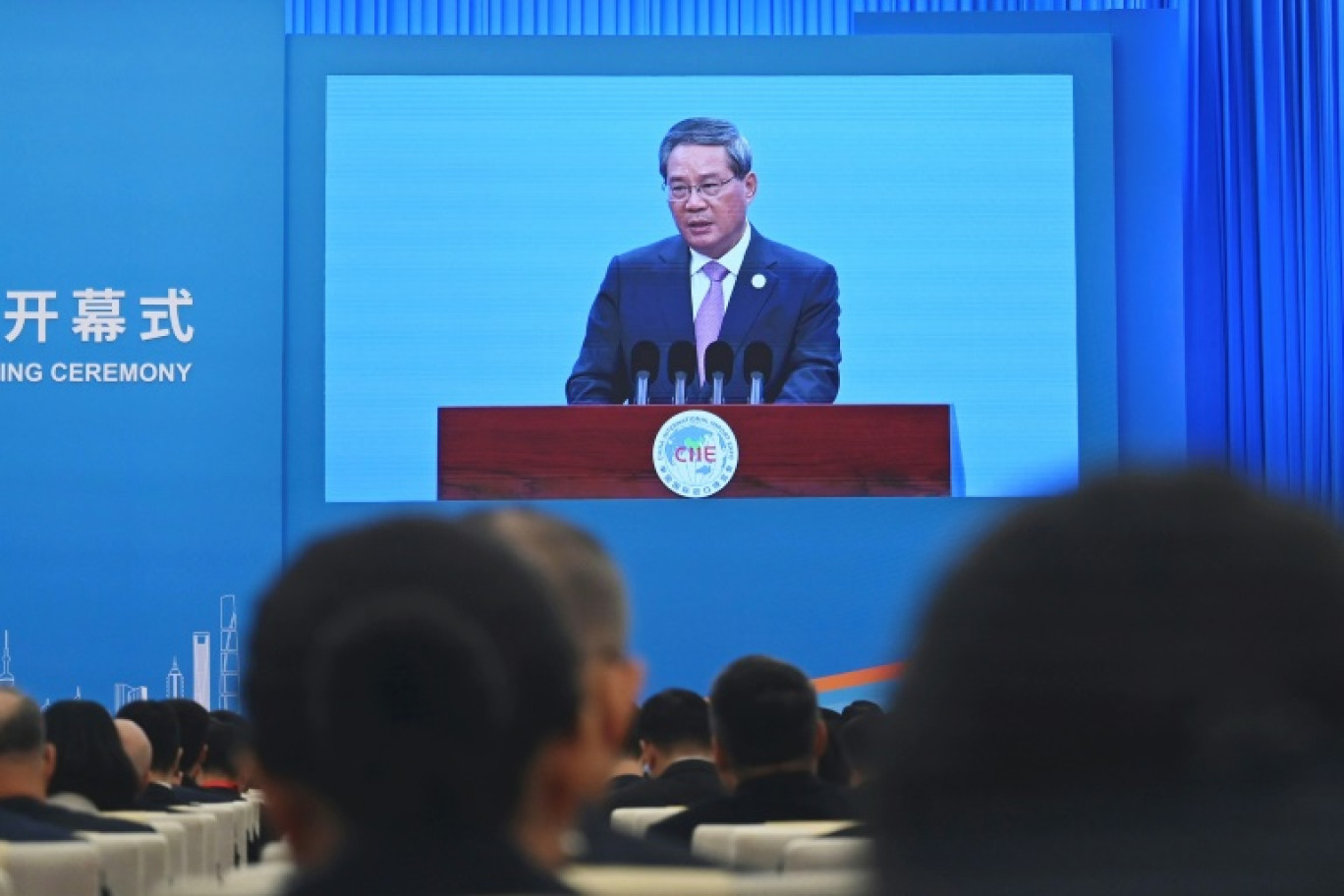 Le discours du Premier ministre chinois Li Qiang est diffusé sur un écran lors de la cérémonie d'ouverture de la Foire internationale des importations de Chine à Shanghai, le 5 novembre 2024. © AGATHA CANTRILL