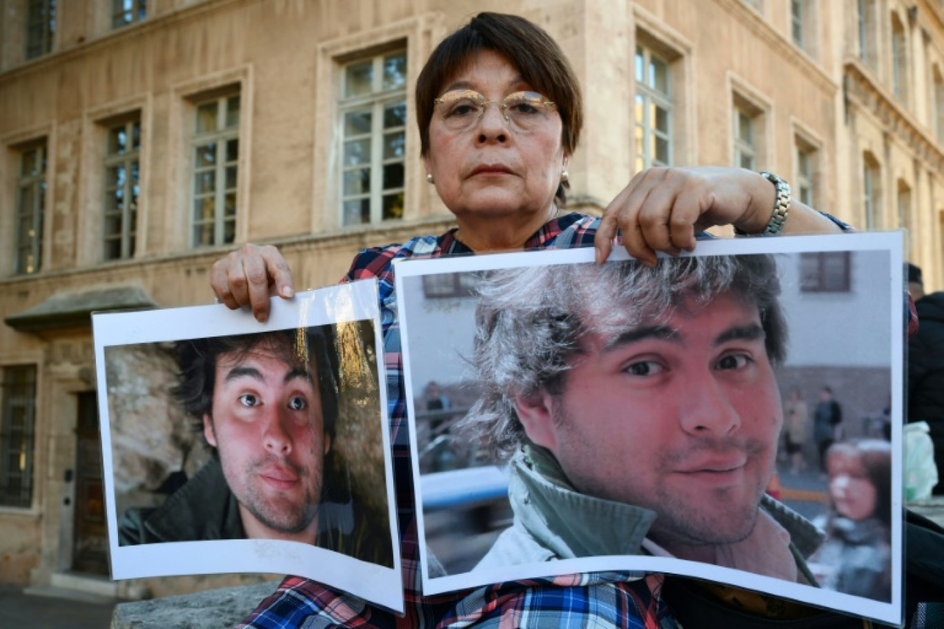 Liliana Lalonde, mère de Julien, tué dans l'effondrement de deux immeubles de la rue d'Aubagne, montre des photos de son fils,  le 1er novembre 2024 à Marseille © Christophe SIMON