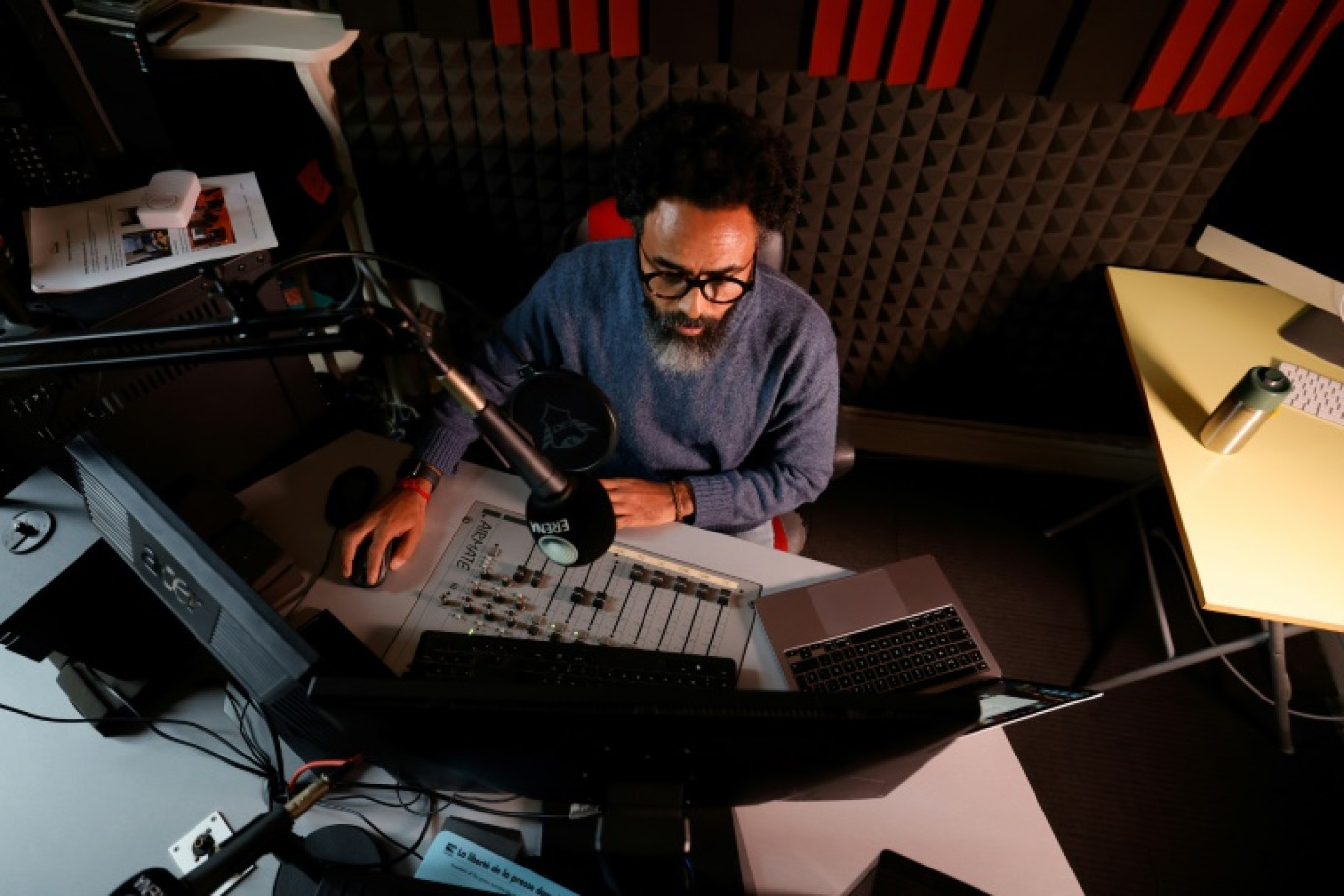 Amanuel Ghimaï Bhata, journaliste et rédacteur en chef de Radio Erena, "Radio notre Erythrée", à Paris, le 31 octobre 2024 © Gregoire CAMPIONE