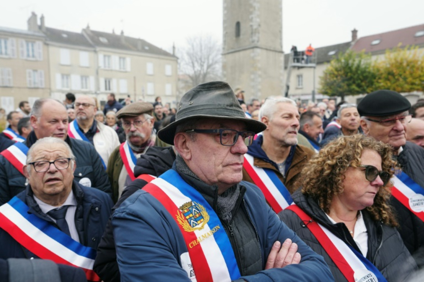 Des élus de Seine-et-Marne manifestent devant la préfecture de Melun contre la diminution du budget du conseil départemental prévue dans le projet de loi de finances du gouvernement, le 5 novembre 2024 © Dimitar DILKOFF