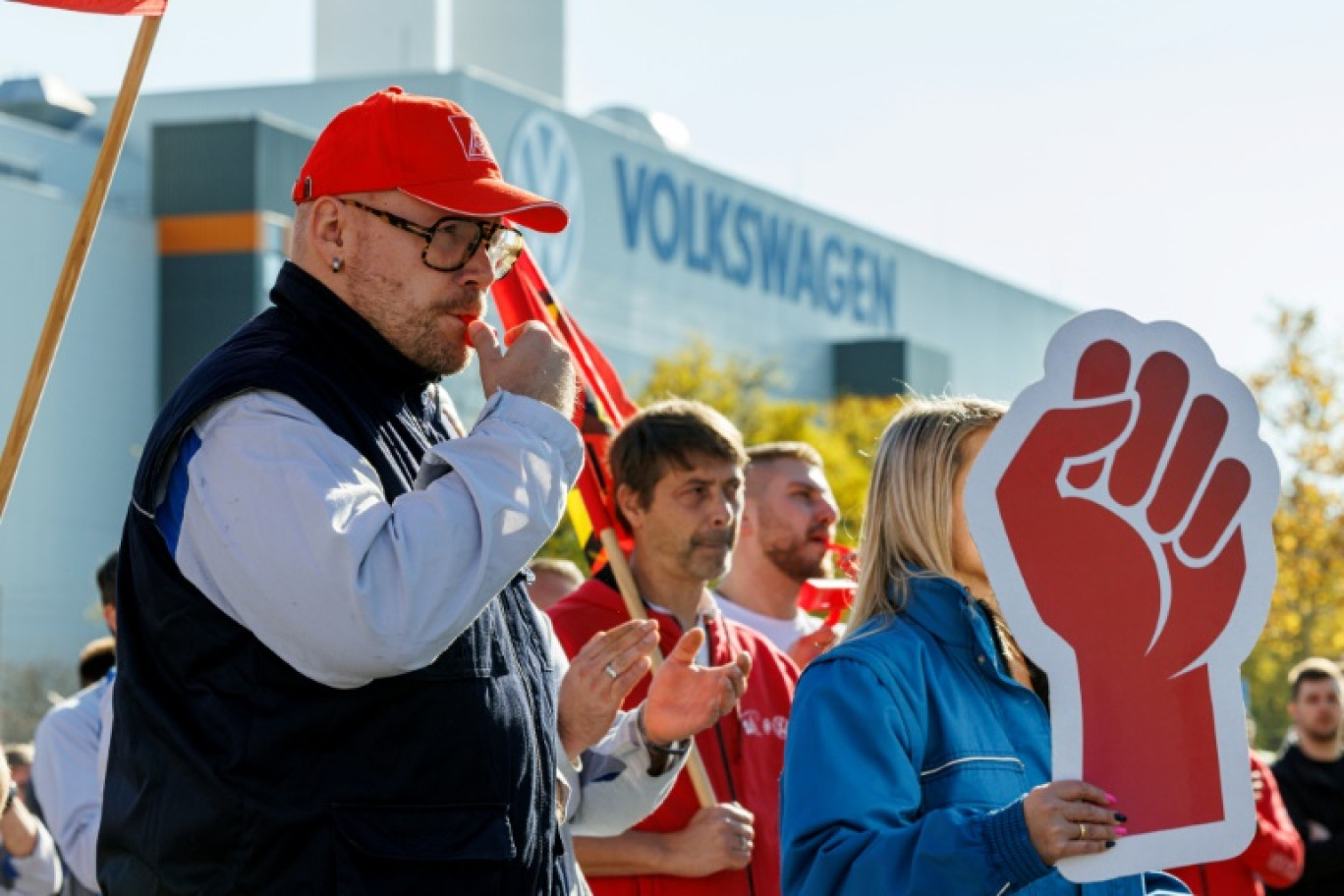 Des employés de l'usine VW de Zwickau, en Allemagne, lors d'une réunion d'information du comité d'entreprise © JENS SCHLUETER