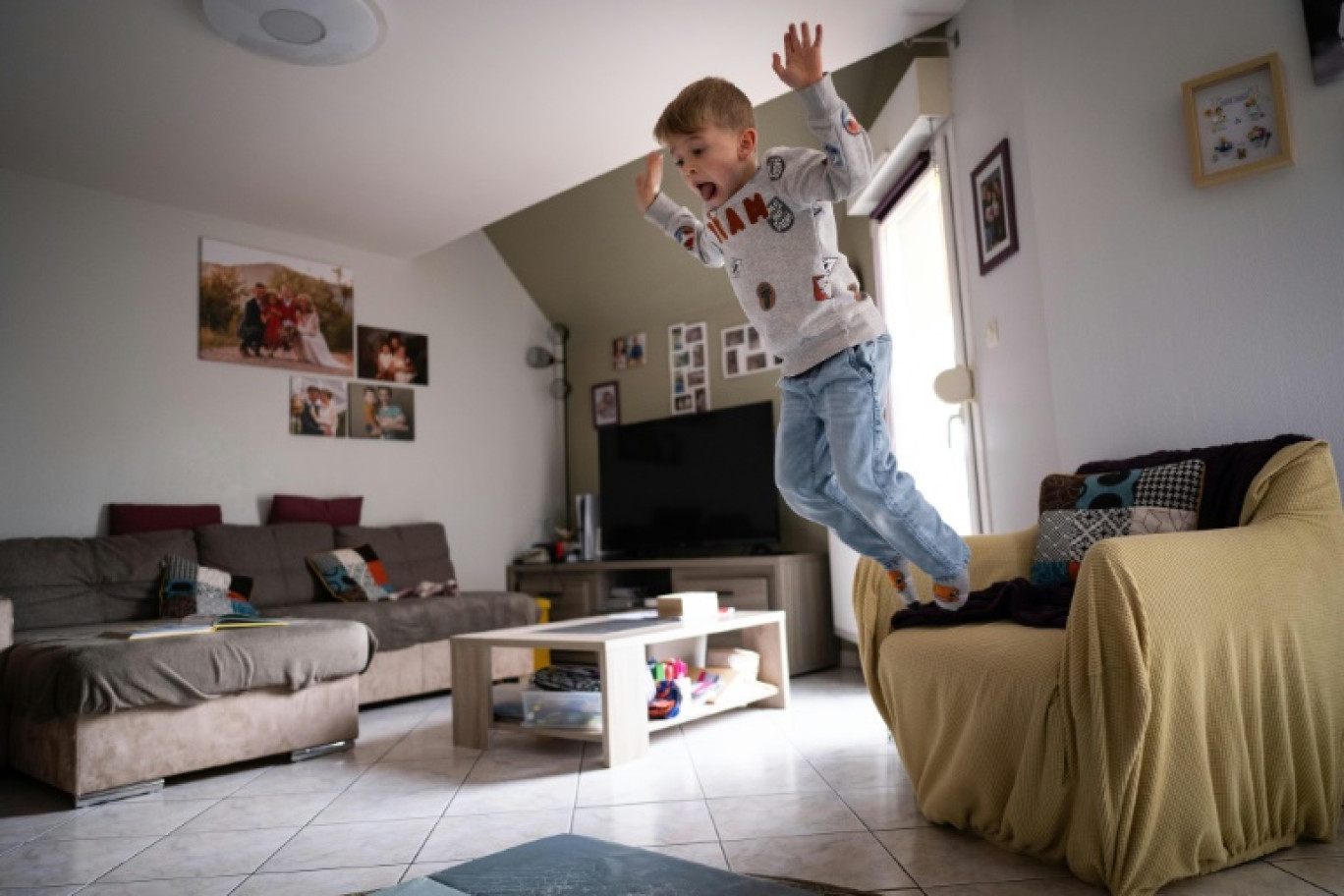 Sacha, 8 ans, atteint de la myopathie de Duchenne, joue dans la maison familiale à Obernai, le 6 novembre 2024 dans le Bas-Rhin © SEBASTIEN BOZON