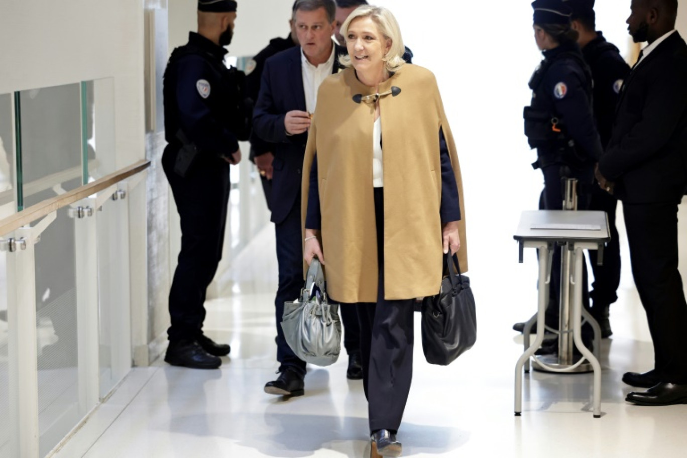 La députée Rassemblement national (RN) Marine Le Pen (c) arrive avec le premier vice-président du parti et maire de Perpignan Louis Aliot (2e à g.e) à son procès pour détournement de fonds publics européens, au tribunal de Paris, le 5 novembre 2024 © STEPHANE DE SAKUTIN