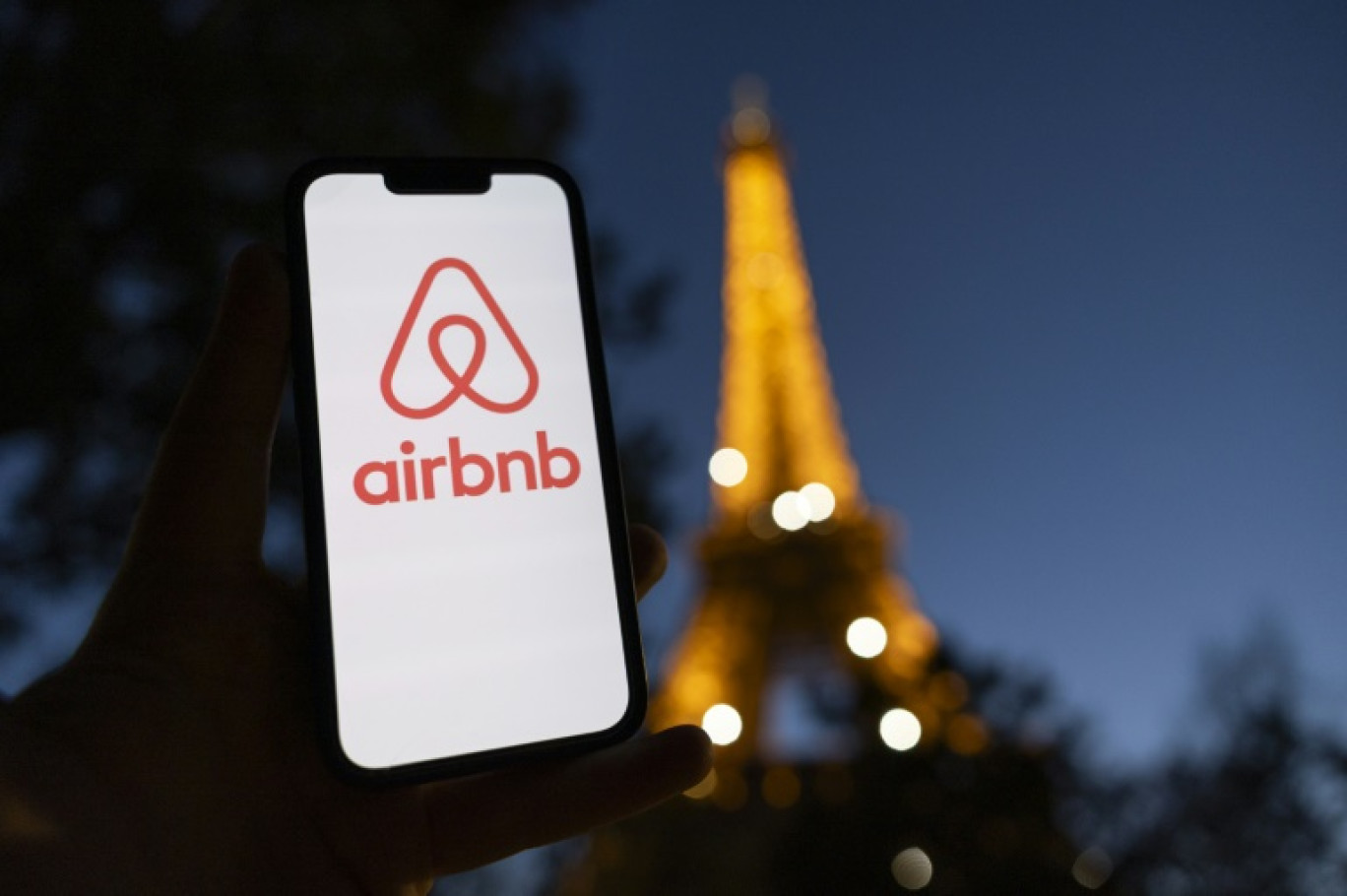 Les nouvelles mesures de régulation du marché des meublés touristiques, adoptées le 7 novembre 2024 par le Parlement, n'auront "pas d'impact notable" sur les activités d'Airbnb, assure la plateforme américaine © Grégoire CAMPIONE