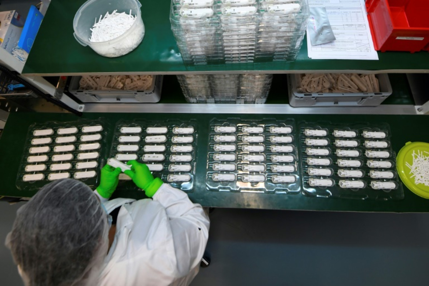 Dans une usine de confection de tests de résistance aux antibiotiques, à Guipry (Ille-et-Vilaine), le 6 avril 2020 © Damien MEYER