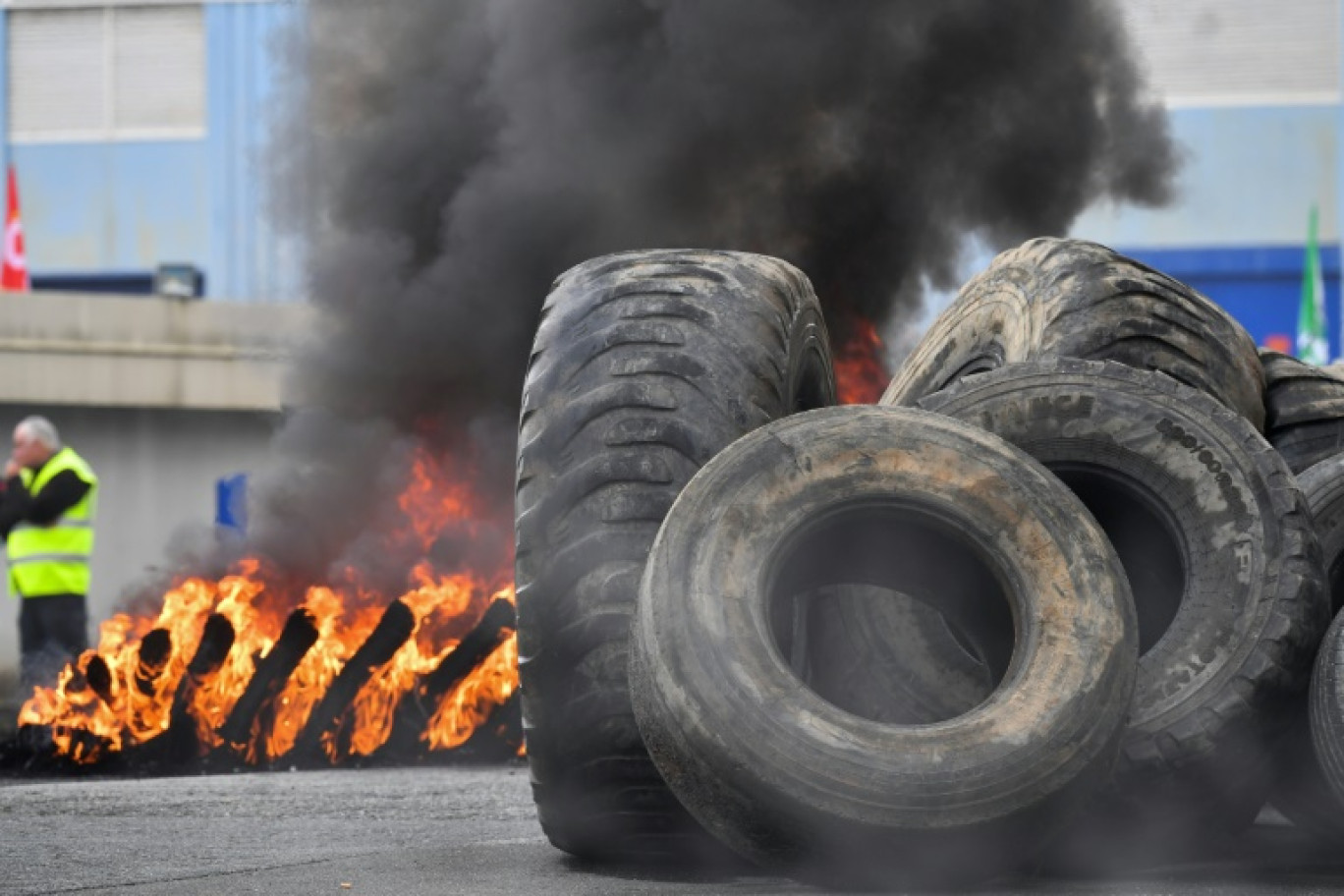 Des pneus brûlent devant l'usine Michelin de Cholet, dans le Maine-et-Loire, où les salariés sont mobilisés contre la fermeture annoncée du site,   le 5 novembre 2024 © JEAN-FRANCOIS MONIER