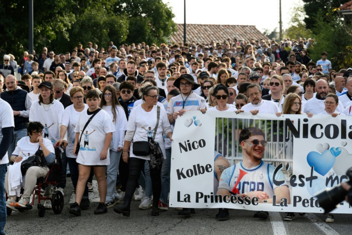 L'hommage à Nicolas, à Romans-sur-Isère, dans la Drôme, le 6 novembre 2024 © JEAN-PHILIPPE KSIAZEK