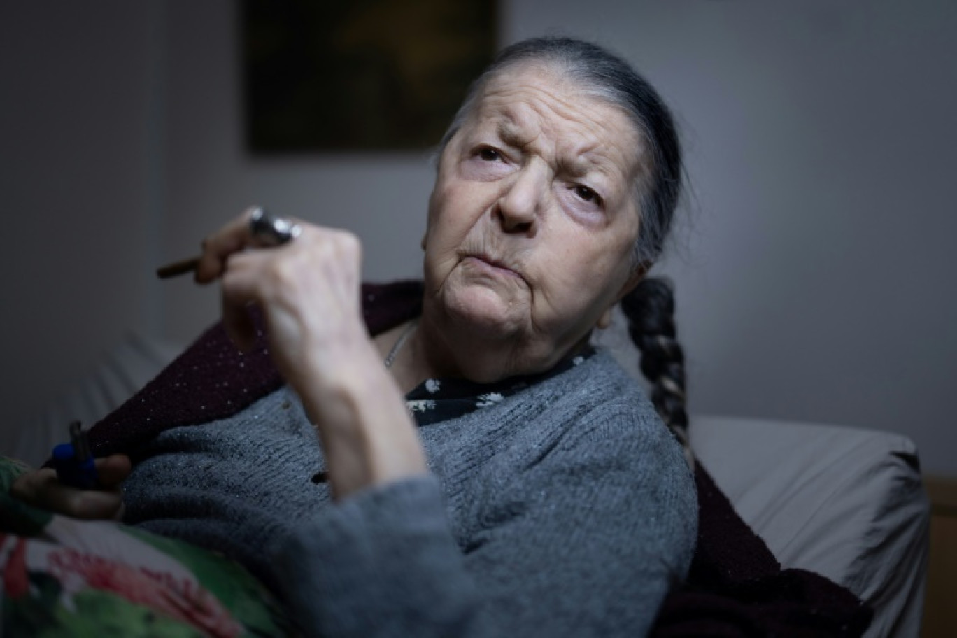 Madeleine Riffaud, poète, journaliste, correspondante de guerre et membre de la Résistance française, pose lors d'une séance photo à son domicile à Paris, le 17 juin 2024 © JOEL SAGET