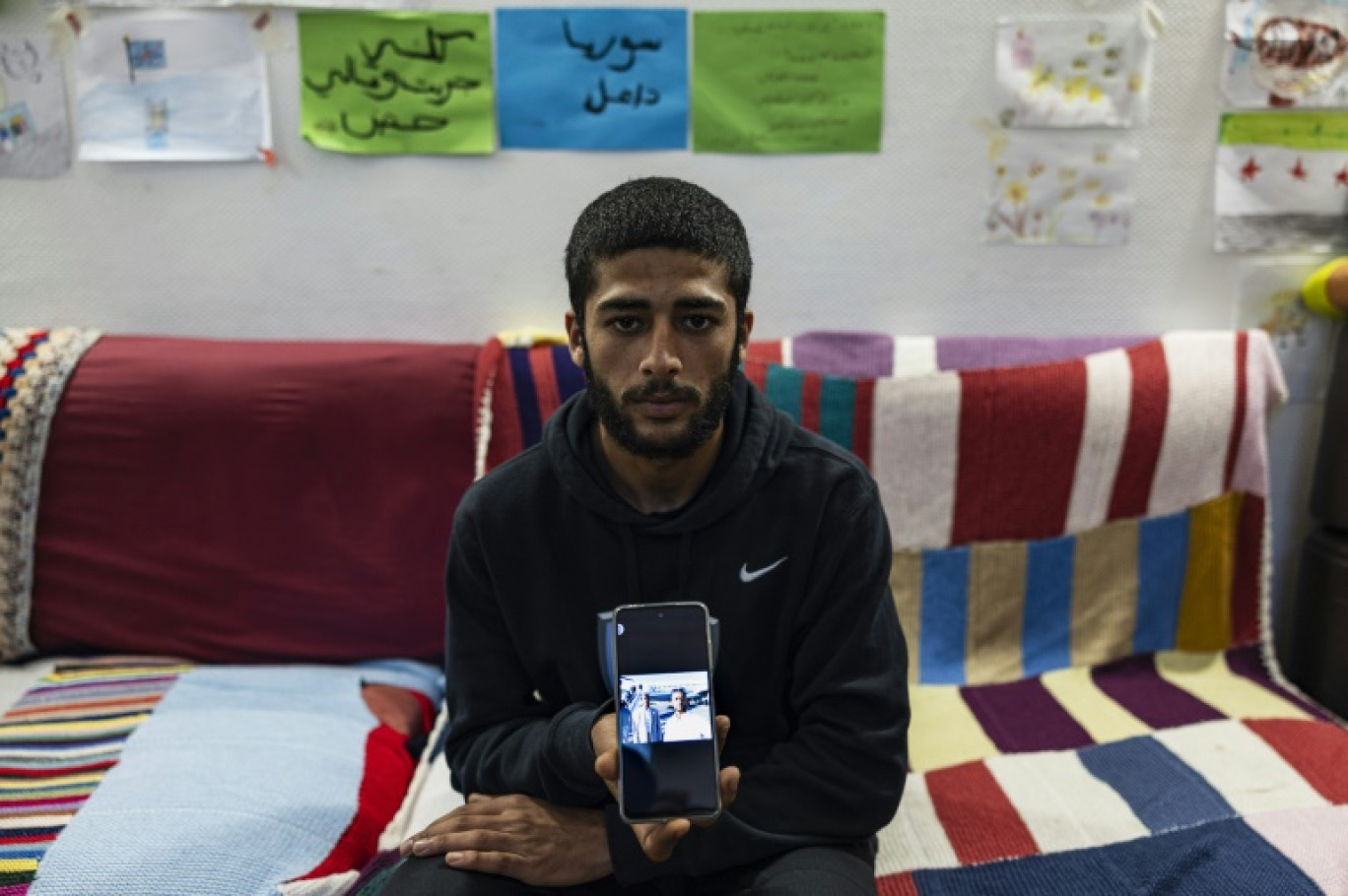 Osama Ahmed est à la recherche de son père, disparu dans une tentative de traversée de la Manche meurtrière dont lui a réchappé, à Calais le 7 novembre 2024 © Sameer Al-DOUMY