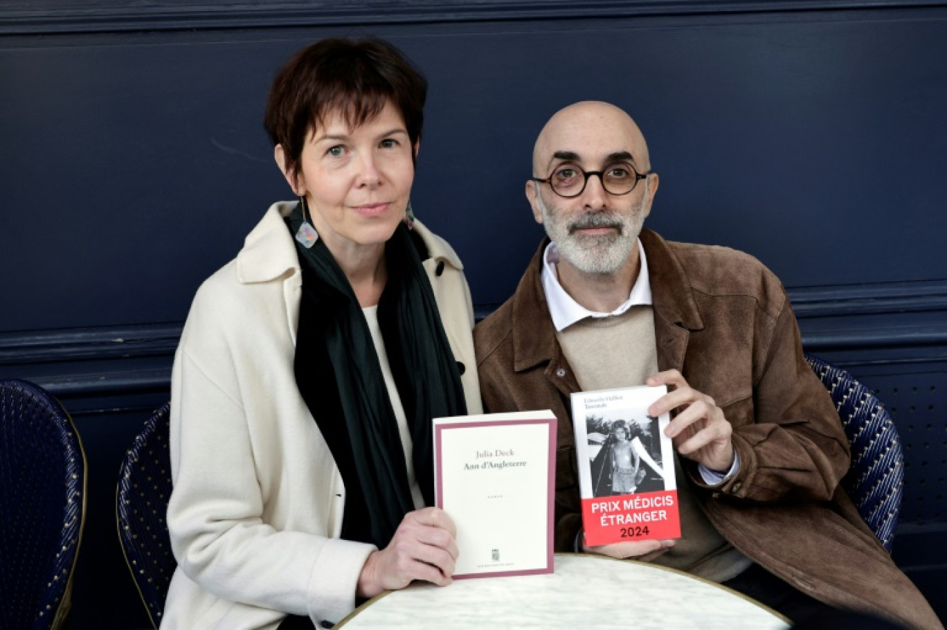 Julia Deck et Eduardo Halfon, lauréats respectivement du prix Médicis et du prix Médicis du roman étranger, à Paris, le 6 novembre 2024 © STEPHANE DE SAKUTIN