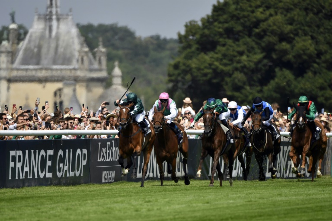 La jockey britannique Hollie Doyle (G) chevauche Nashwa en route pour remporter le Prix de Diane Groupe 1 à Chantilly dans l'Oise, le 19 juin 2022 © JULIEN DE ROSA