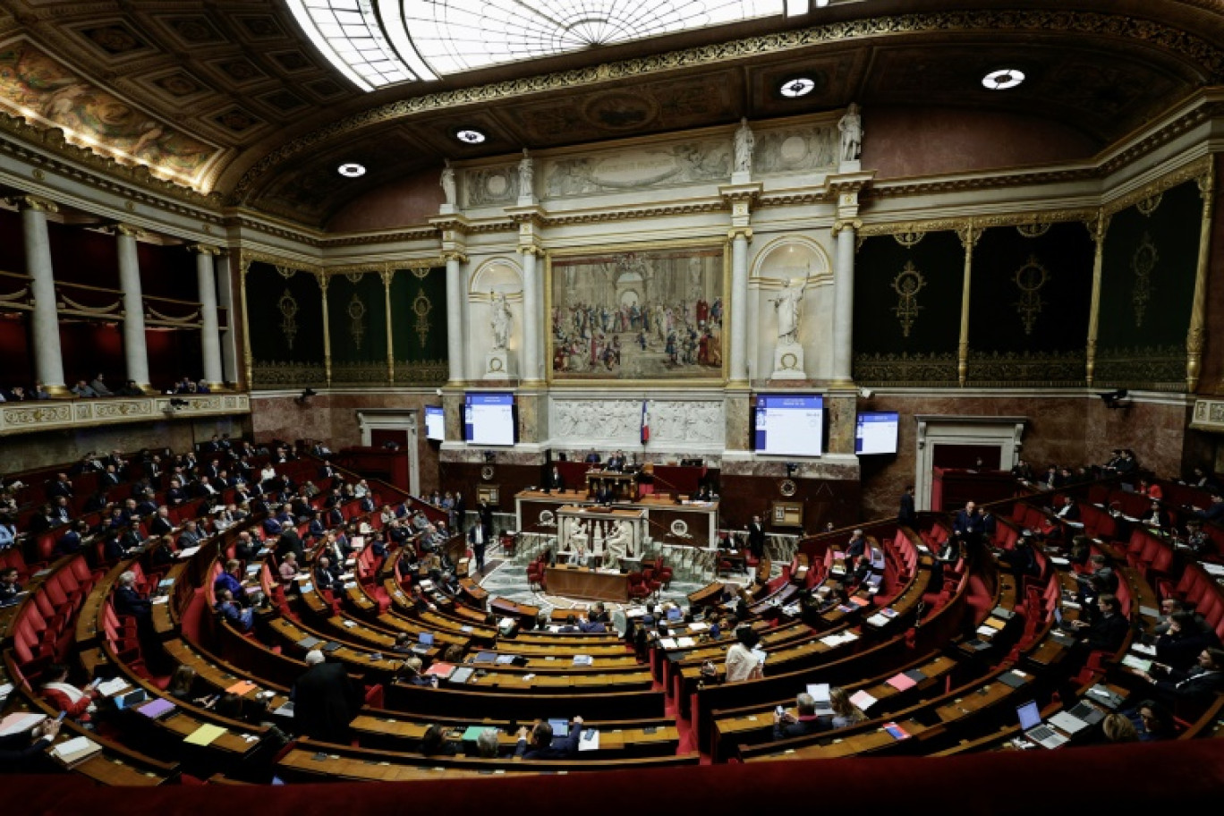 Des députés assistent à une séance dans l'hémicycle de l'Assemblée nationale, le 31 octobre 2024 à Paris © STEPHANE DE SAKUTIN