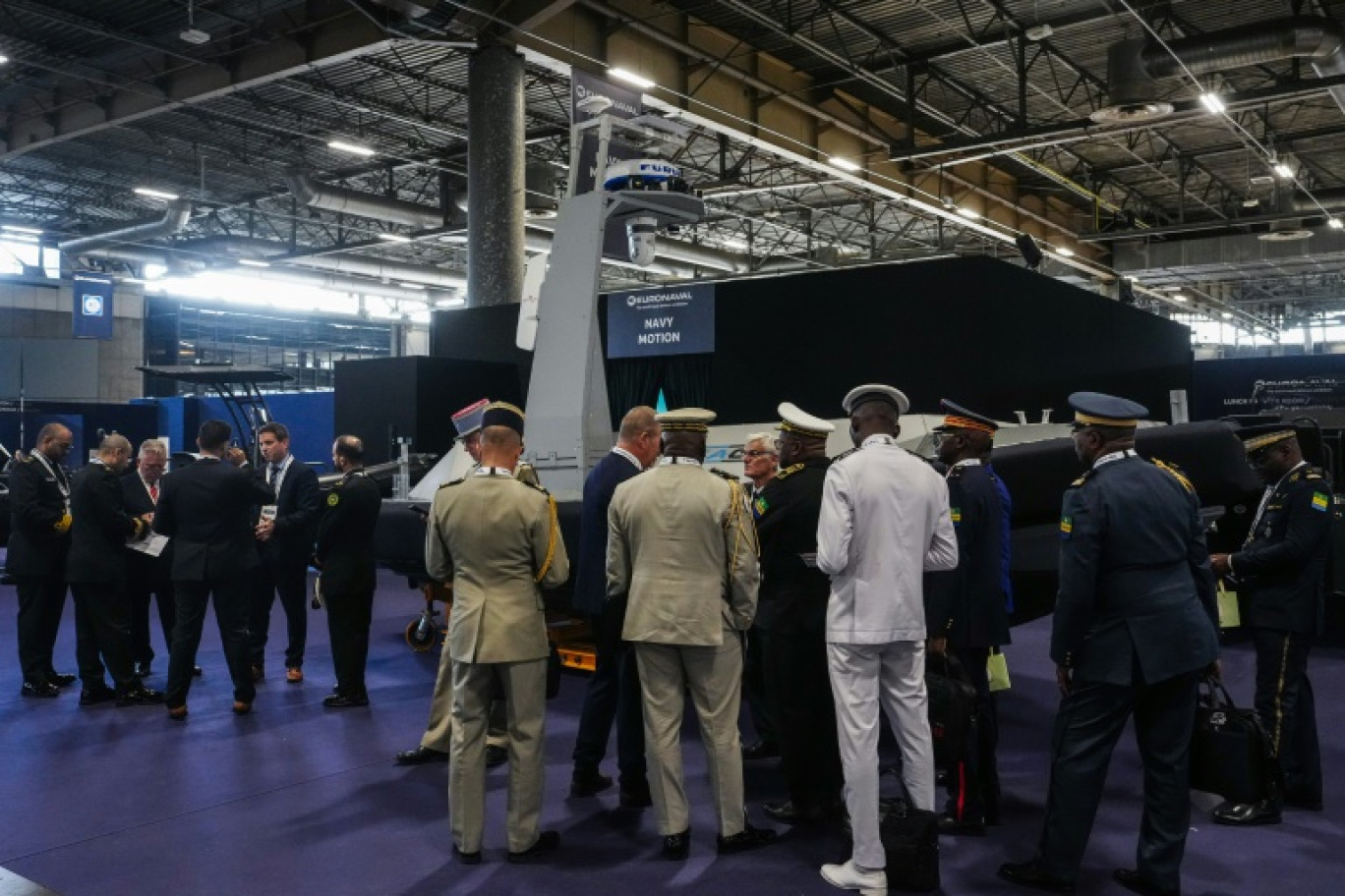 Des visiteurs devant un drone naval au salon Euronaval à Villepinte, près de Paris, le 4 novembre 2024 © Dimitar DILKOFF