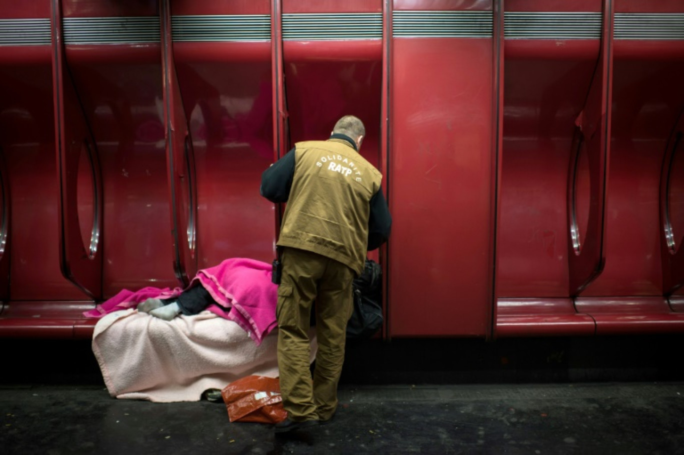 Vêtus de leur uniforme beige, les agents du recueil social de la RATP arpentent les couloirs et les quais du métro depuis 30 ans pour porter assistance aux sans-abris qui s'y réfugient © MARTIN BUREAU