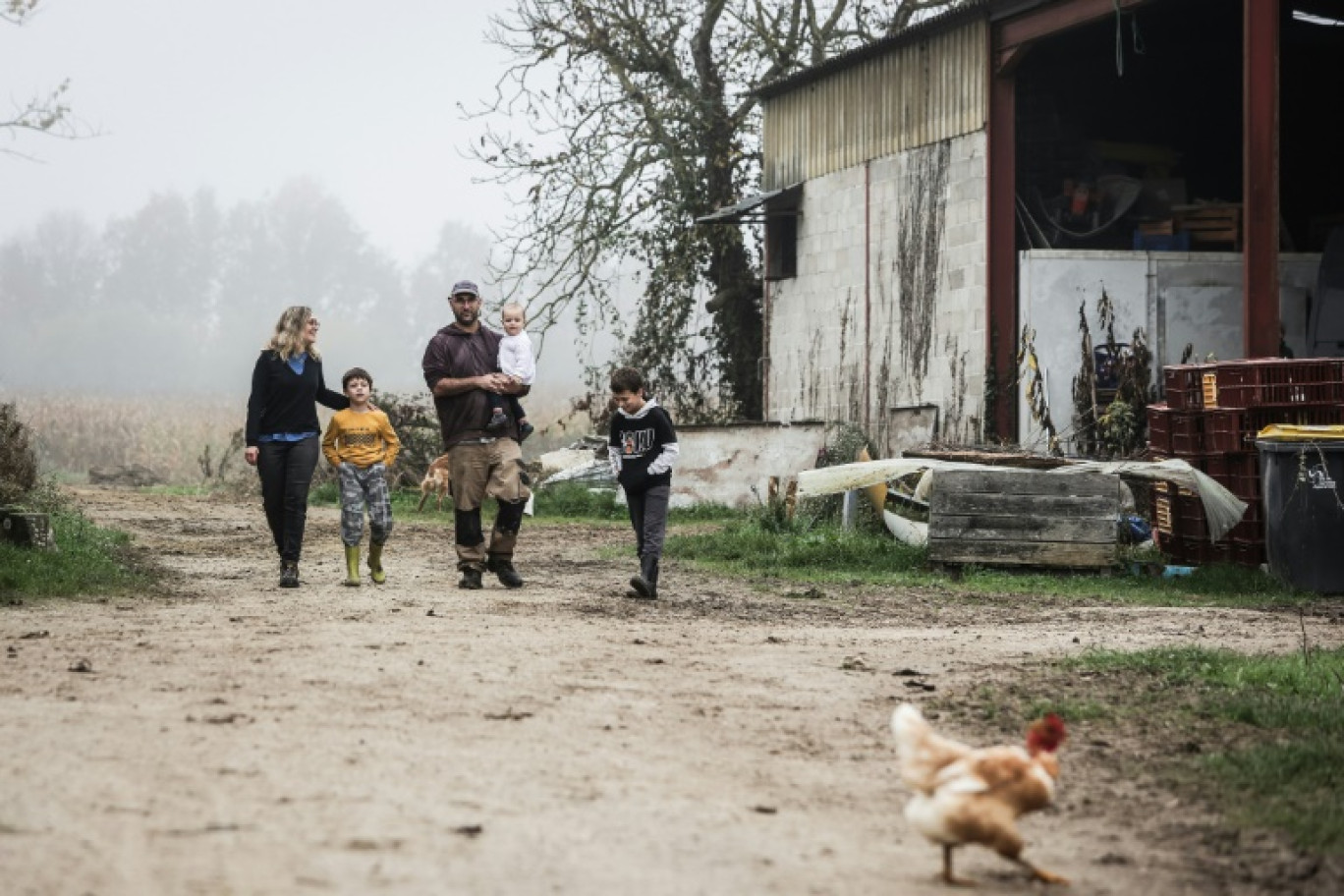 Jérôme Caze avec sa femme Sandra et leurs trois enfants le 24 octobre 2024 à Meilhan-sur-Garonne, dans le Lot-et-Garonne © Thibaud MORITZ