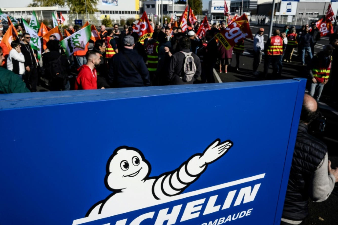 Rassemblement de salariés de Michelin devant le site de La Combaude, à Clermont-Ferrand, pour protester contre des fermetures d'usines, le 8 novembre 2024 © JEAN-PHILIPPE KSIAZEK