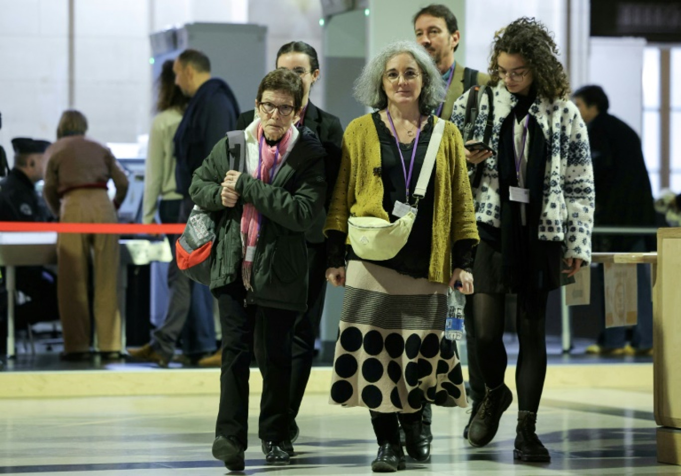 La soeur de Samuel Paty, Gaëlle Paty (c), et leur mère Bernadette Paty (g), au Palais de justice de Paris, le 8 novembre 2024 © Thomas SAMSON