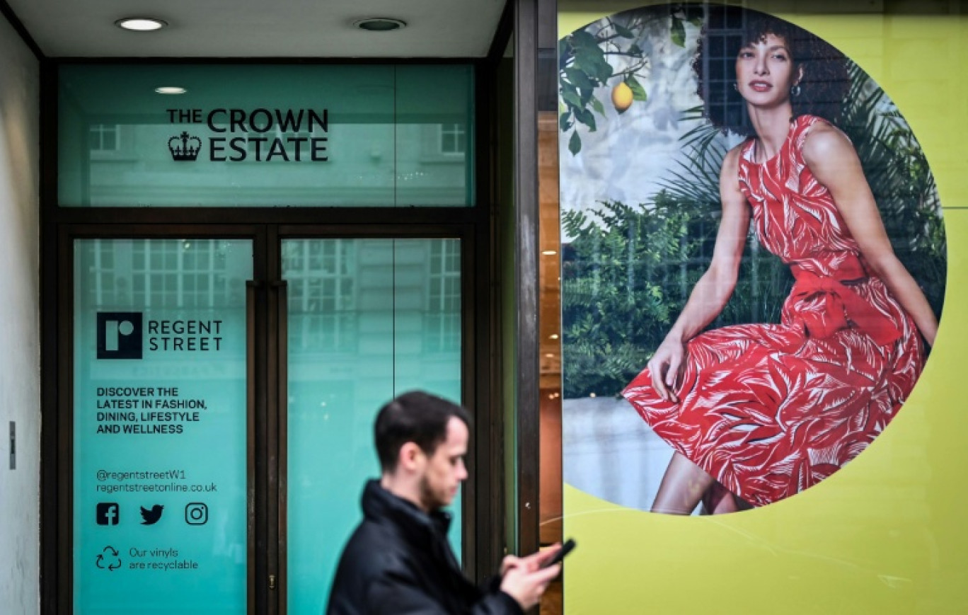 Un piéton passe devant l'entrée de Crown Estate, une société qui gère les terres et les biens appartenant à la monarchie britannique, dans le centre de Londres, le 24 janvier 2023 © JUSTIN TALLIS