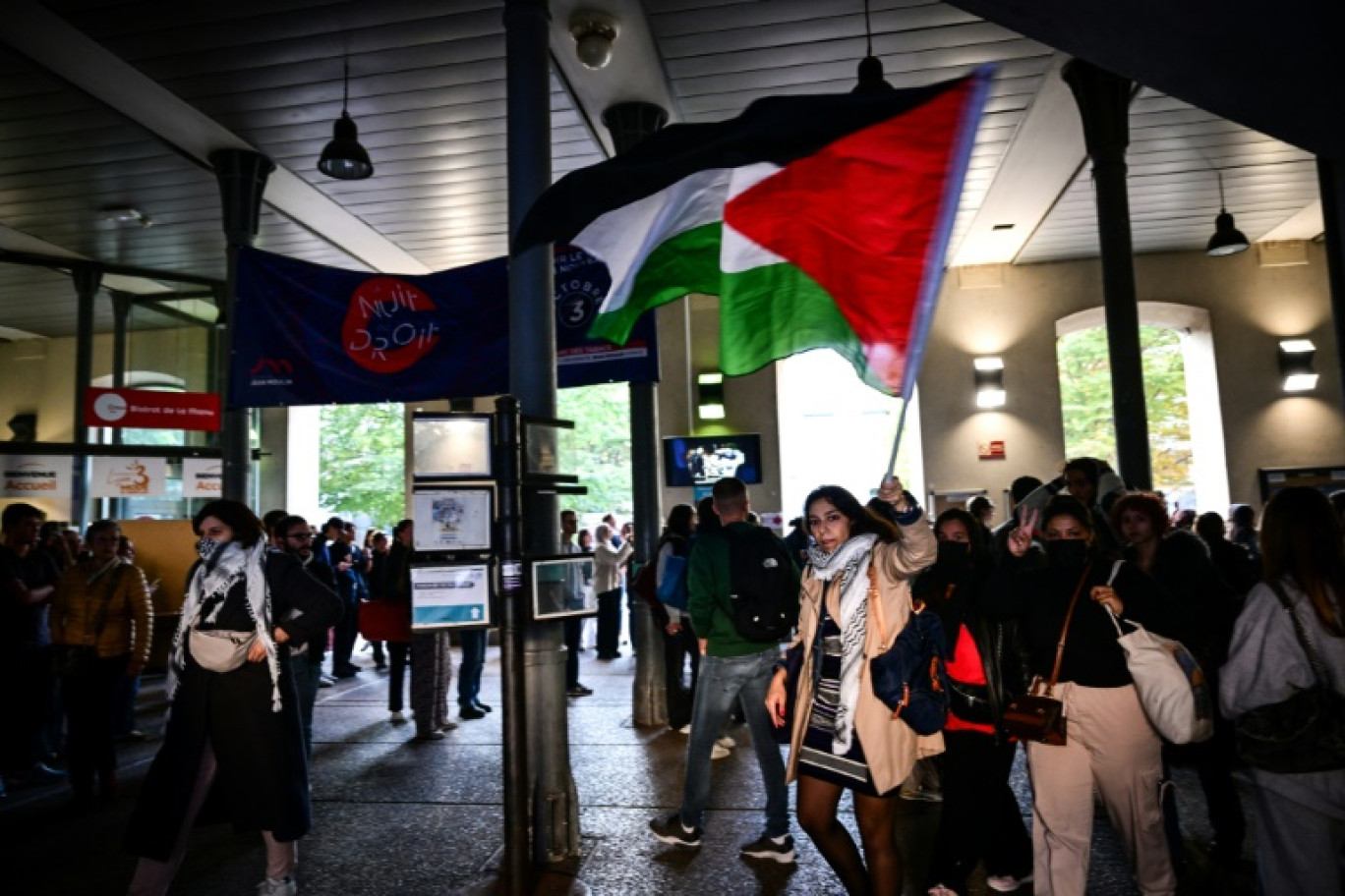 Des militants propalestiniens tentent de perturber un déplacement de la présidente de l'Assemblée nationale, Yaël Braun-Pivet, à l'Université Lyon 3, le 8 novembre 2024 © OLIVIER CHASSIGNOLE