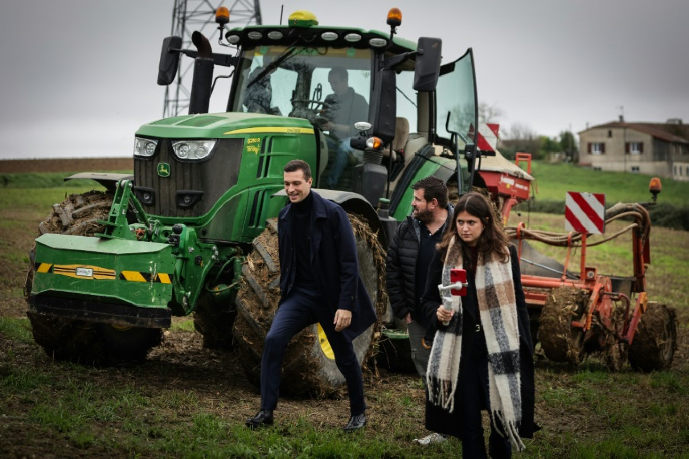 Jordan Bardella lors de la visite d'une ferme à Virazeil dans le Lot-et-Garonne le 10 novembre 2024 © Thibaud MORITZ