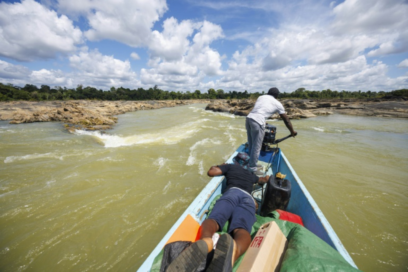 Près de la commune d'Apatou en Guyane, le 6 novembre 2024, les pirogues circulent très difficilement en raison de la baisse du fleuve Maroni provoquée par la sécheresse © Ronan LIÉTAR