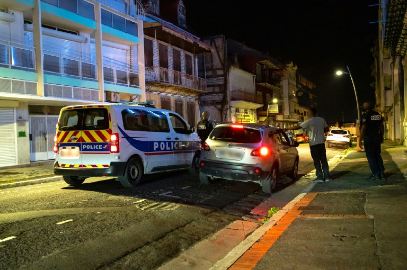 Des émeutes aux Antilles à l'état d'urgence en Nouvelle-Calédonie, les nuits sous couvre-feu ne se comptent plus © Yannick MONDELO