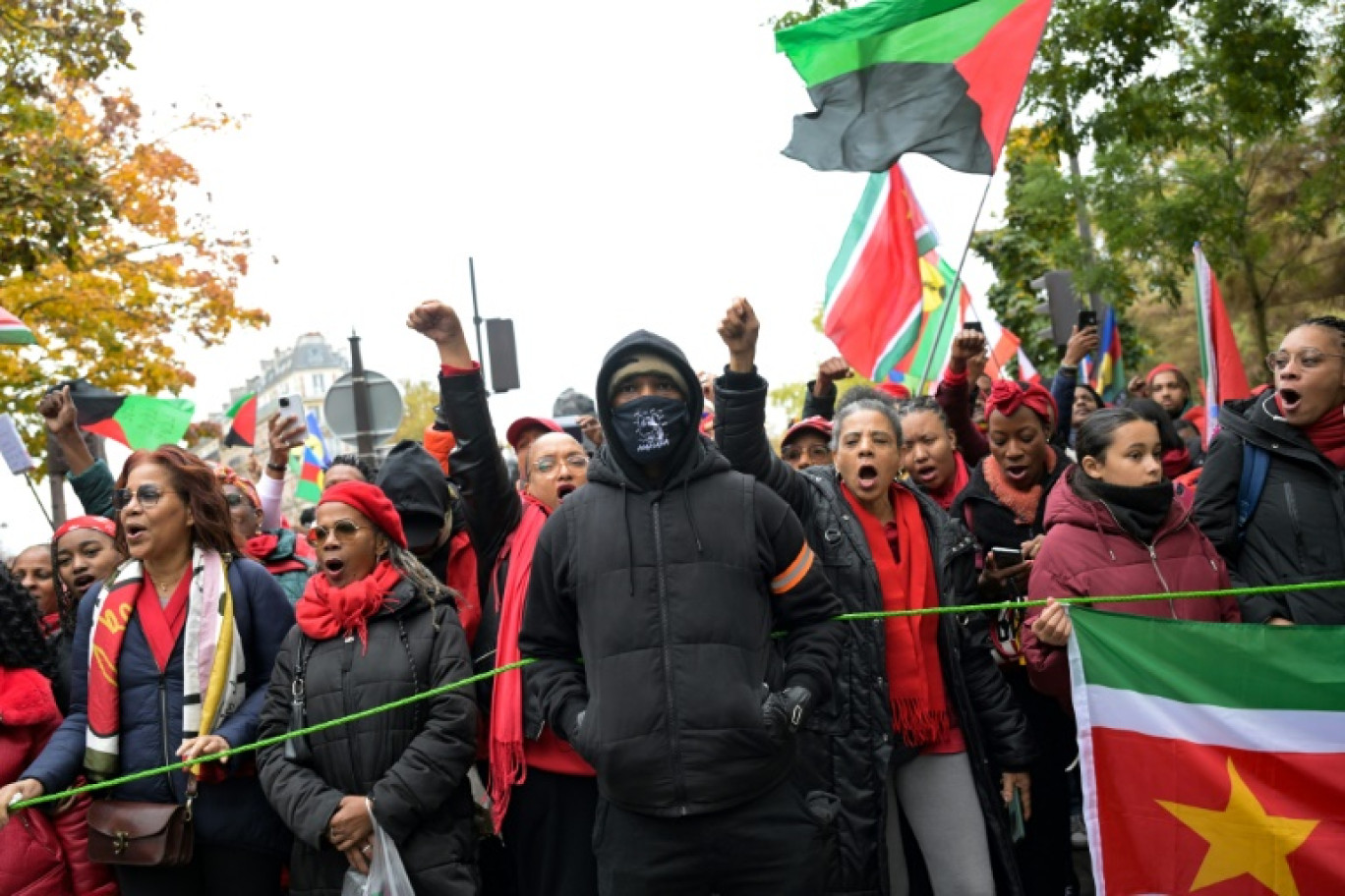 Une manifestation appelée par la diaspora française d'outre-mer contre le coût de la vie élevé, sur la place Denfert-Rochereau à Paris le 10 novembre 2024 © Bertrand GUAY