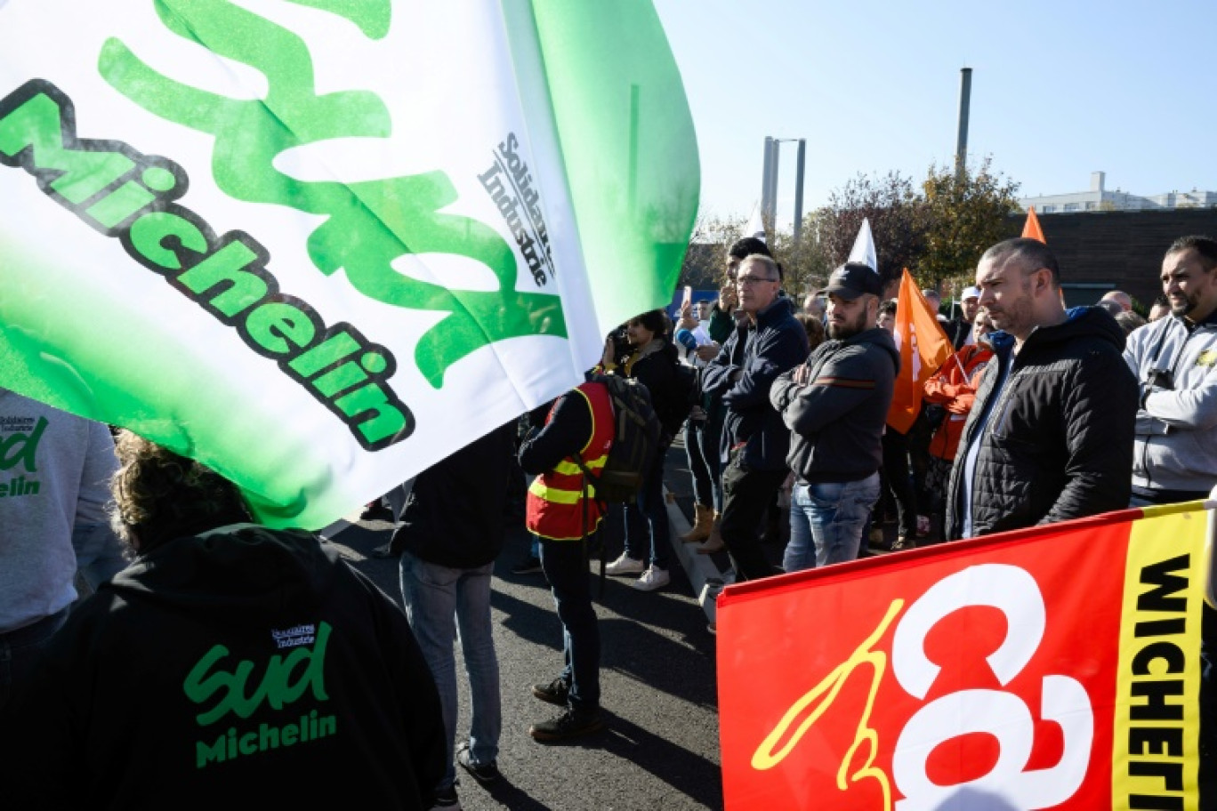 Des employés de Michelin se rassemblent lors d'une manifestation devant l'usine Michelin de Combaude à Clermont-Ferrand, le 8 novembre 2024 © JEAN-PHILIPPE KSIAZEK