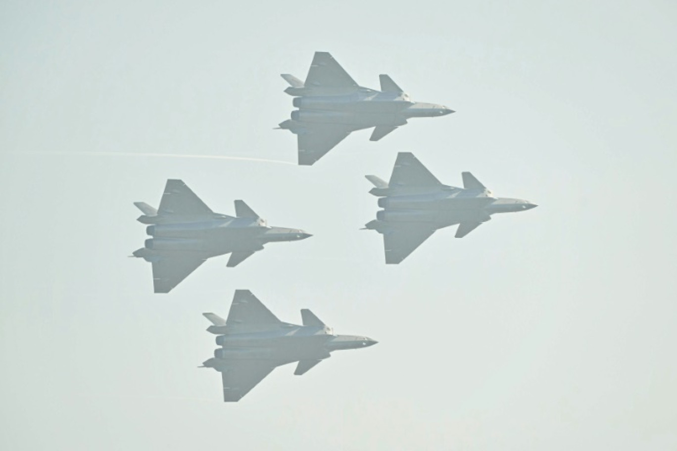 Des chasseurs furtifs chinois Chengdu J-20 volent en formation lors du 15e salon international de l'aviation et de l'aérospatiale à Zhuhai, dans la province du Guangdong (sud de la Chine), le 12 novembre 2024 © HECTOR RETAMAL